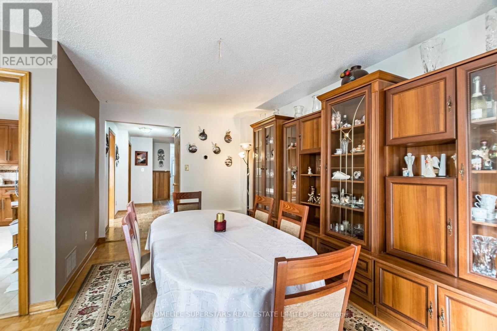 3995 Chicory Court, Mississauga, Ontario  L5C 3S8 - Photo 13 - W12469703