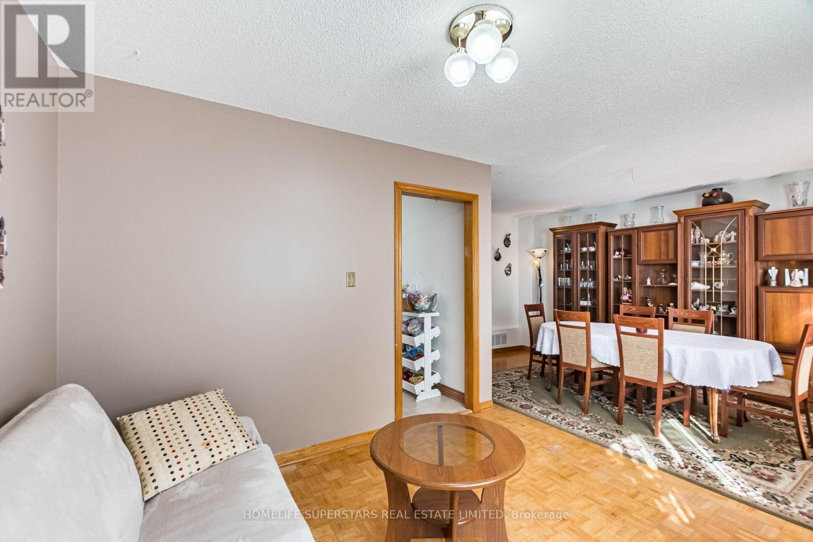 3995 Chicory Court, Mississauga, Ontario  L5C 3S8 - Photo 17 - W12469703