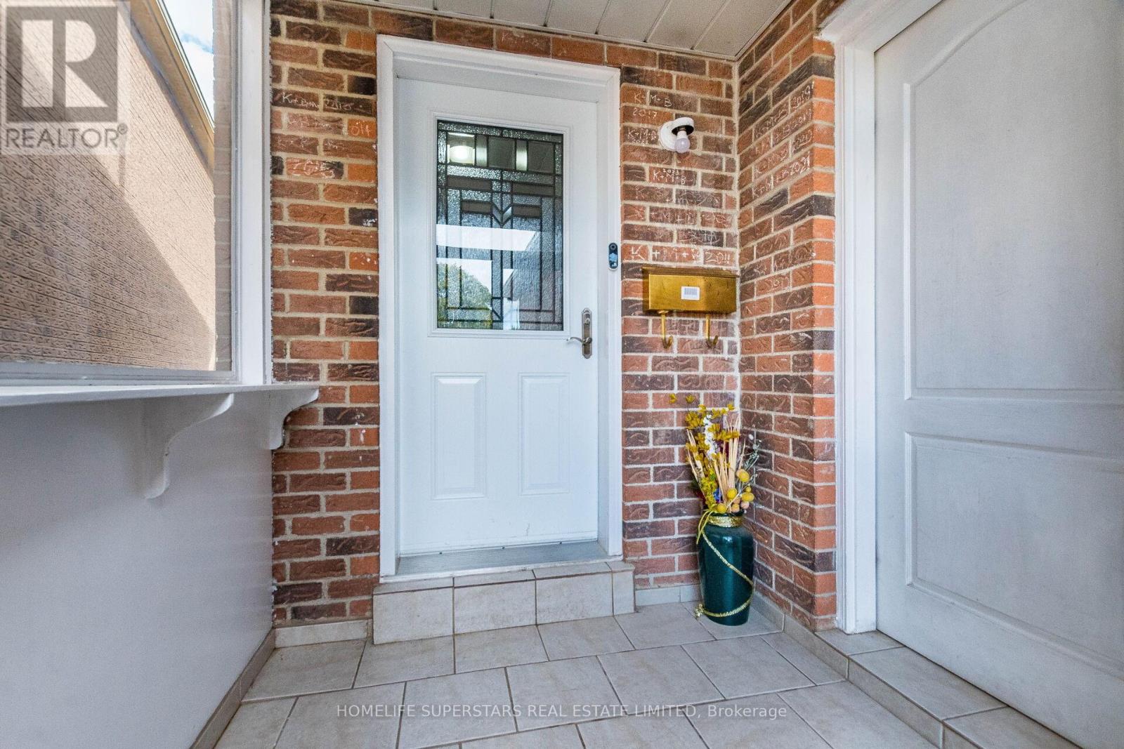 3995 Chicory Court, Mississauga, Ontario  L5C 3S8 - Photo 3 - W12469703