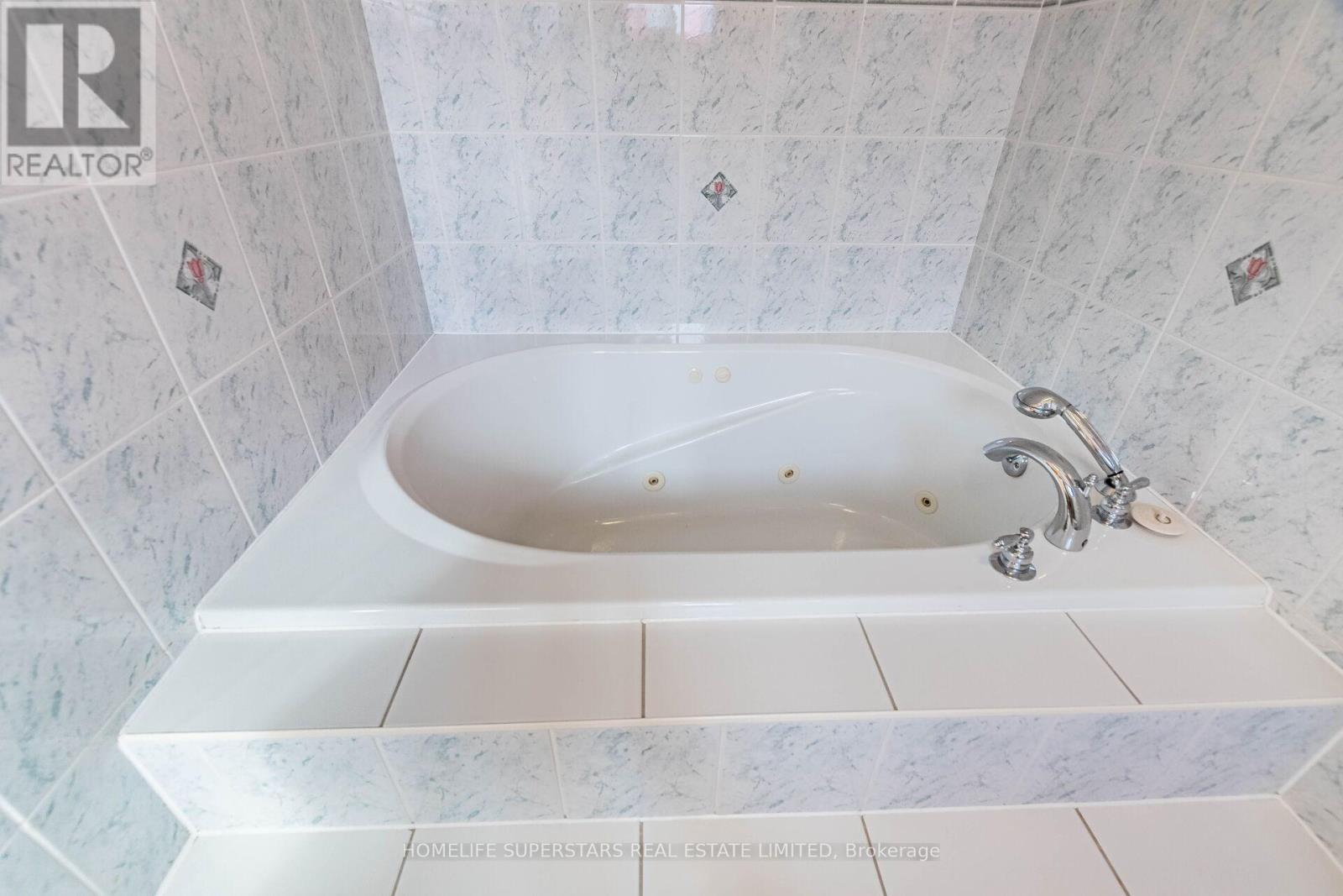 3995 Chicory Court, Mississauga, Ontario  L5C 3S8 - Photo 33 - W12469703