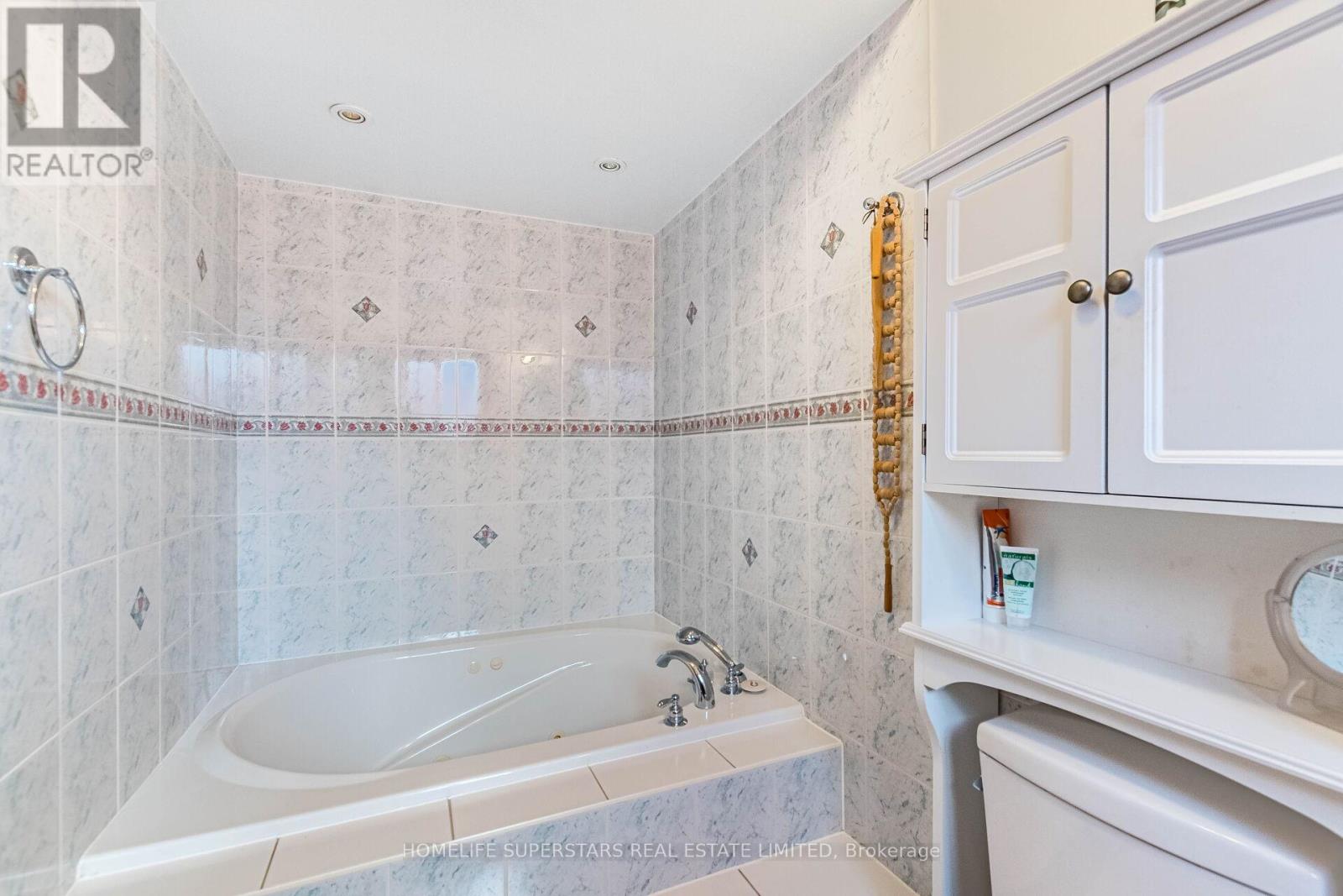 3995 Chicory Court, Mississauga, Ontario  L5C 3S8 - Photo 31 - W12469703