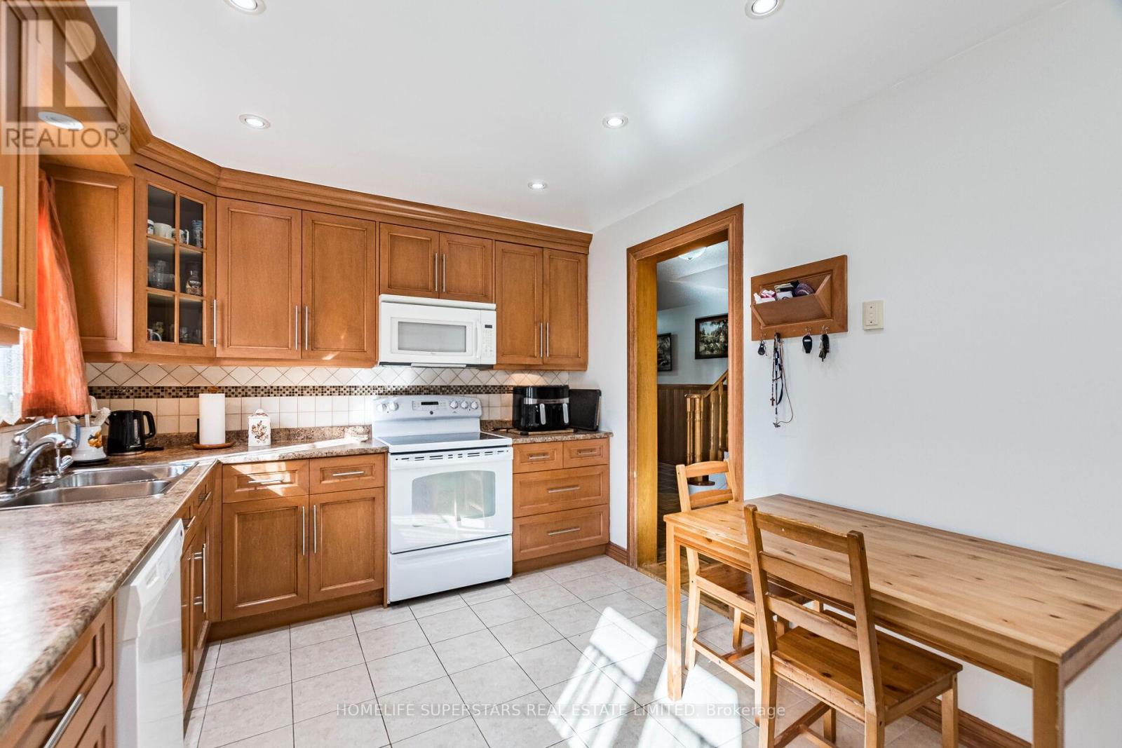 3995 Chicory Court, Mississauga, Ontario  L5C 3S8 - Photo 21 - W12469703