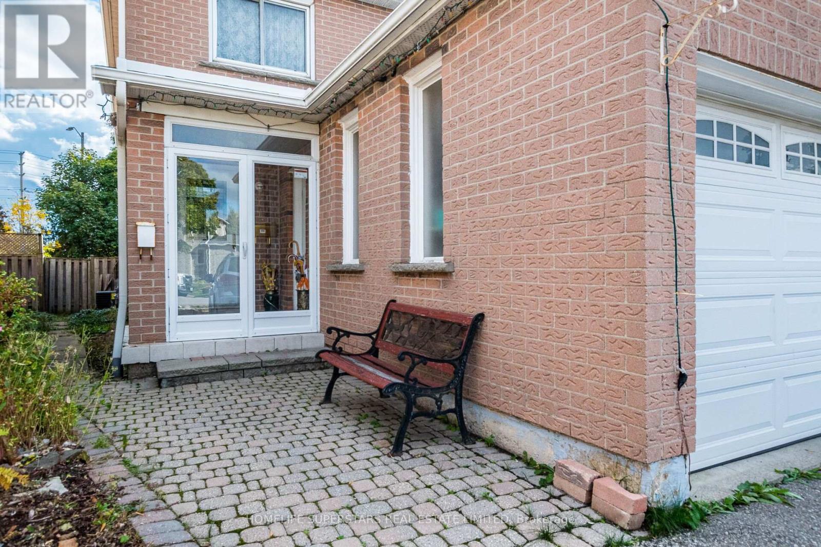 3995 Chicory Court, Mississauga, Ontario  L5C 3S8 - Photo 2 - W12469703