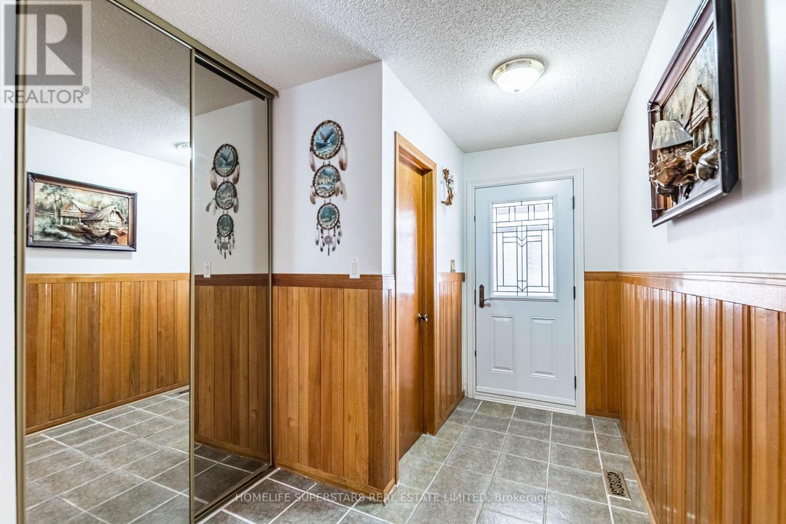 3995 Chicory Court, Mississauga, Ontario  L5C 3S8 - Photo 4 - W12469703