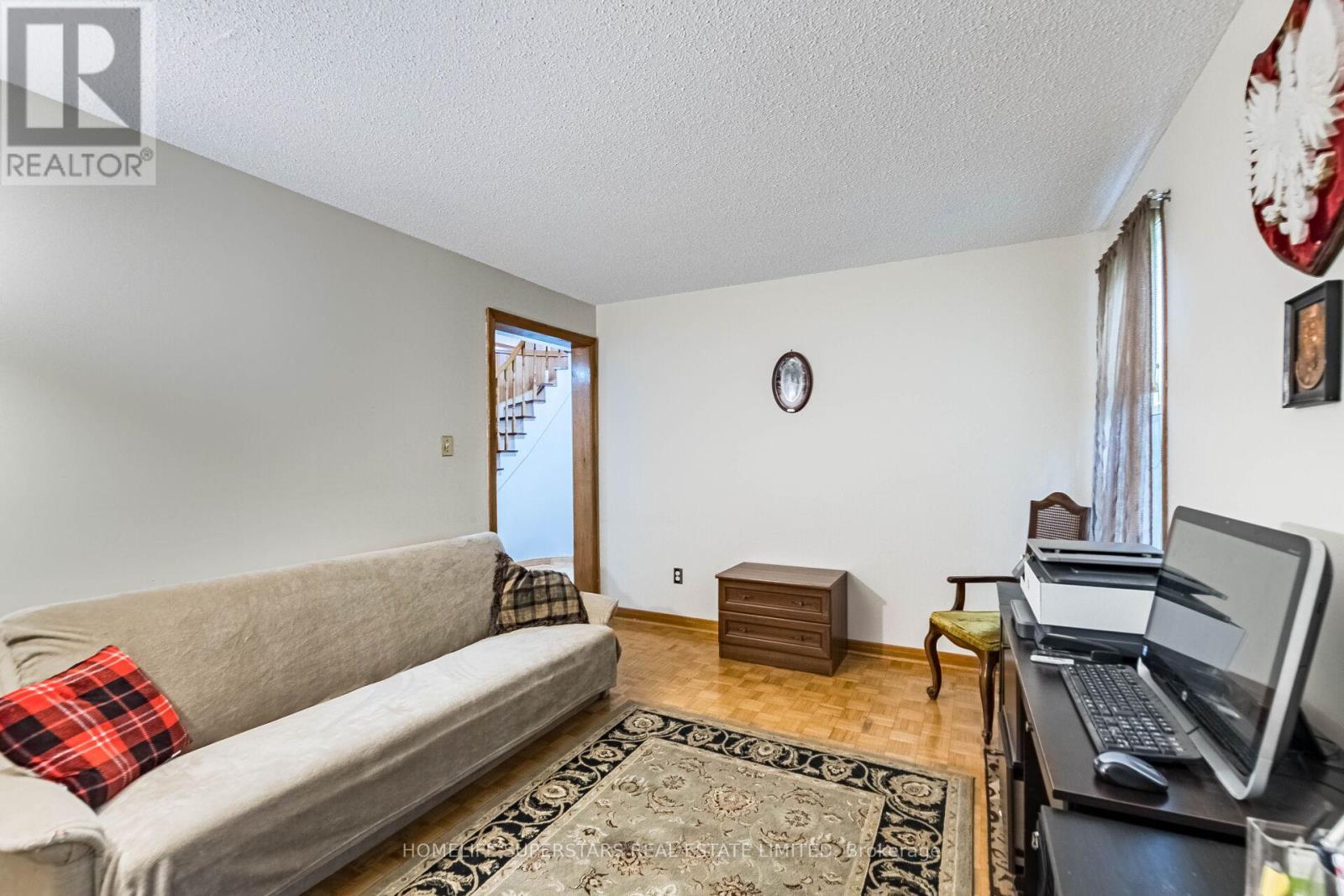 3995 Chicory Court, Mississauga, Ontario  L5C 3S8 - Photo 9 - W12469703