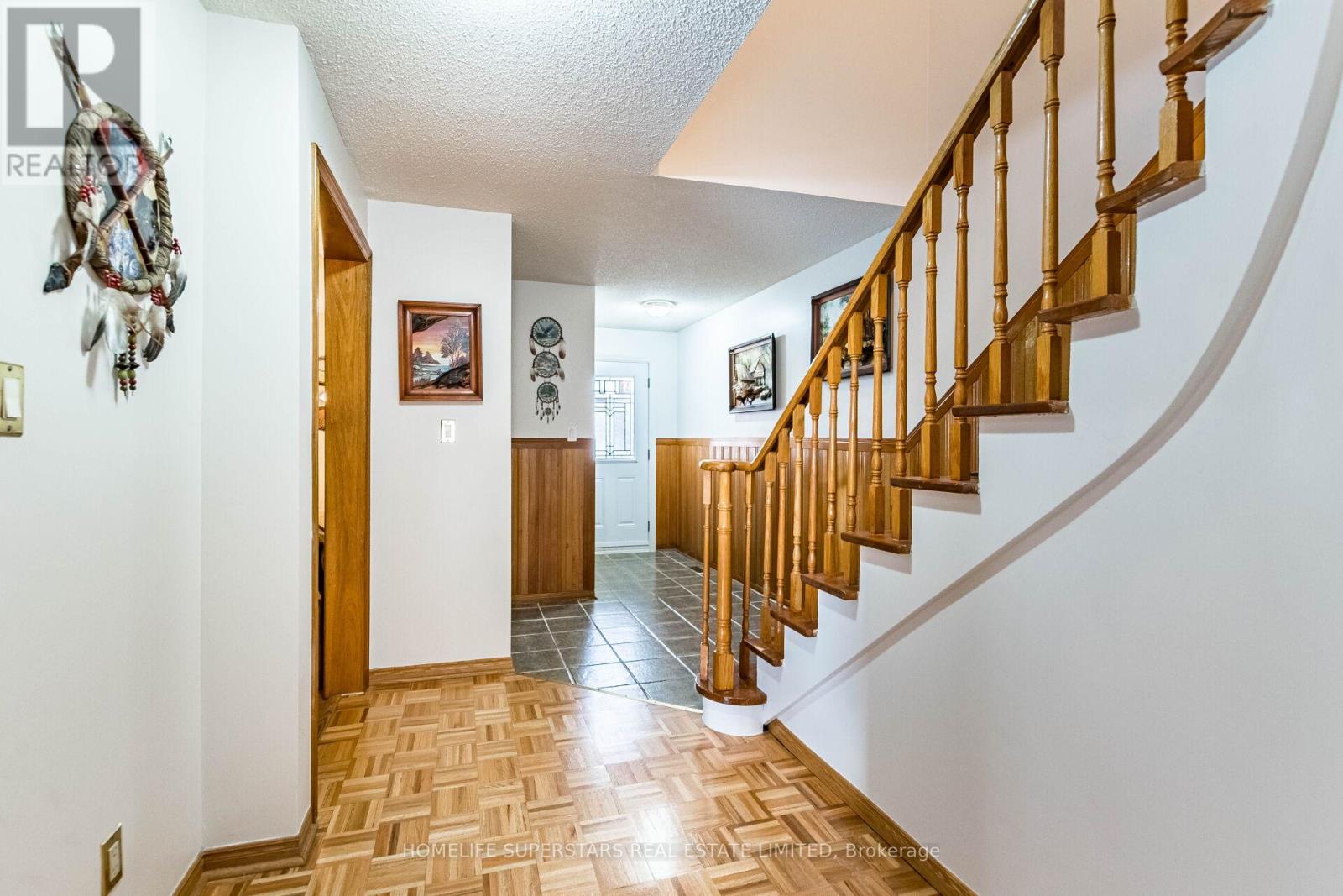 3995 Chicory Court, Mississauga, Ontario  L5C 3S8 - Photo 5 - W12469703