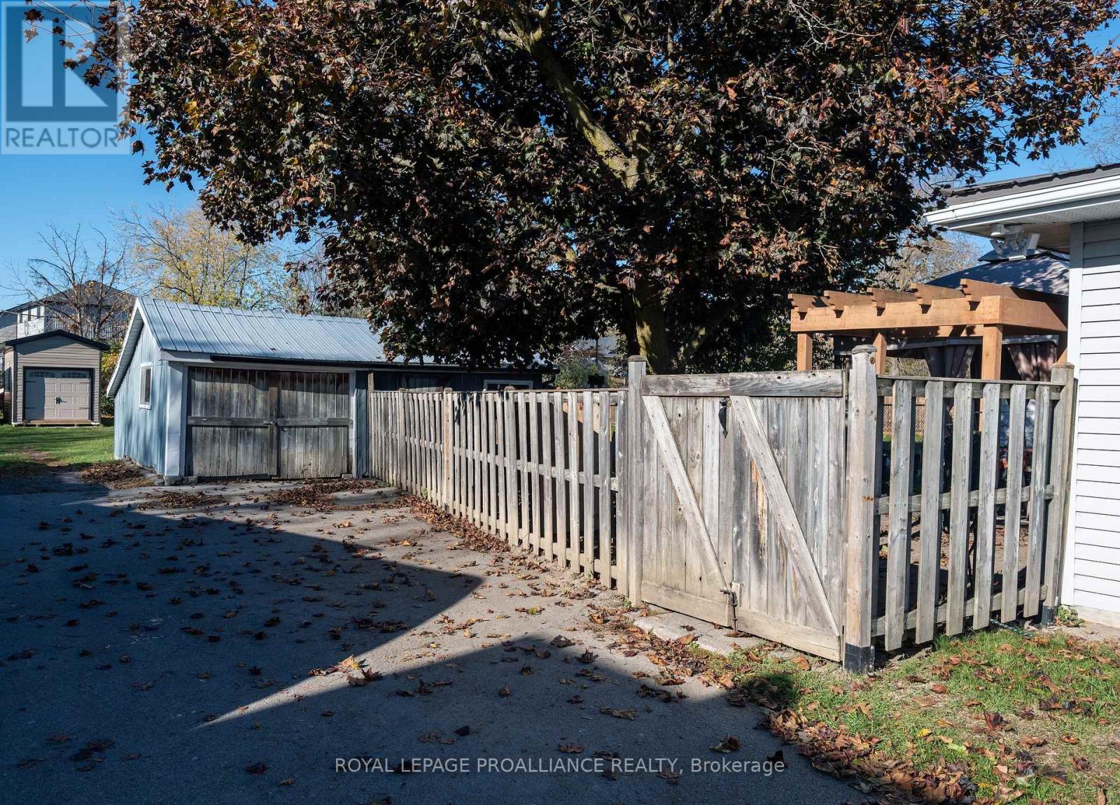 42 Prince Of Wales Drive, Belleville, Ontario  K8P 2T7 - Photo 32 - X12486447