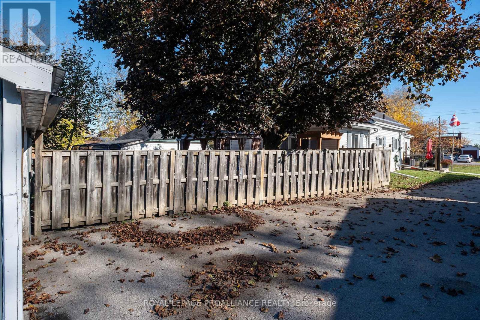 42 Prince Of Wales Drive, Belleville, Ontario  K8P 2T7 - Photo 33 - X12486447