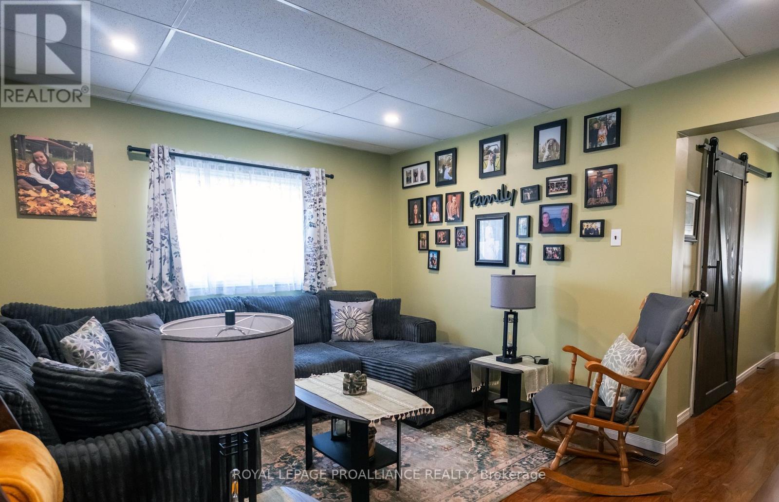 42 Prince Of Wales Drive, Belleville, Ontario  K8P 2T7 - Photo 4 - X12486447