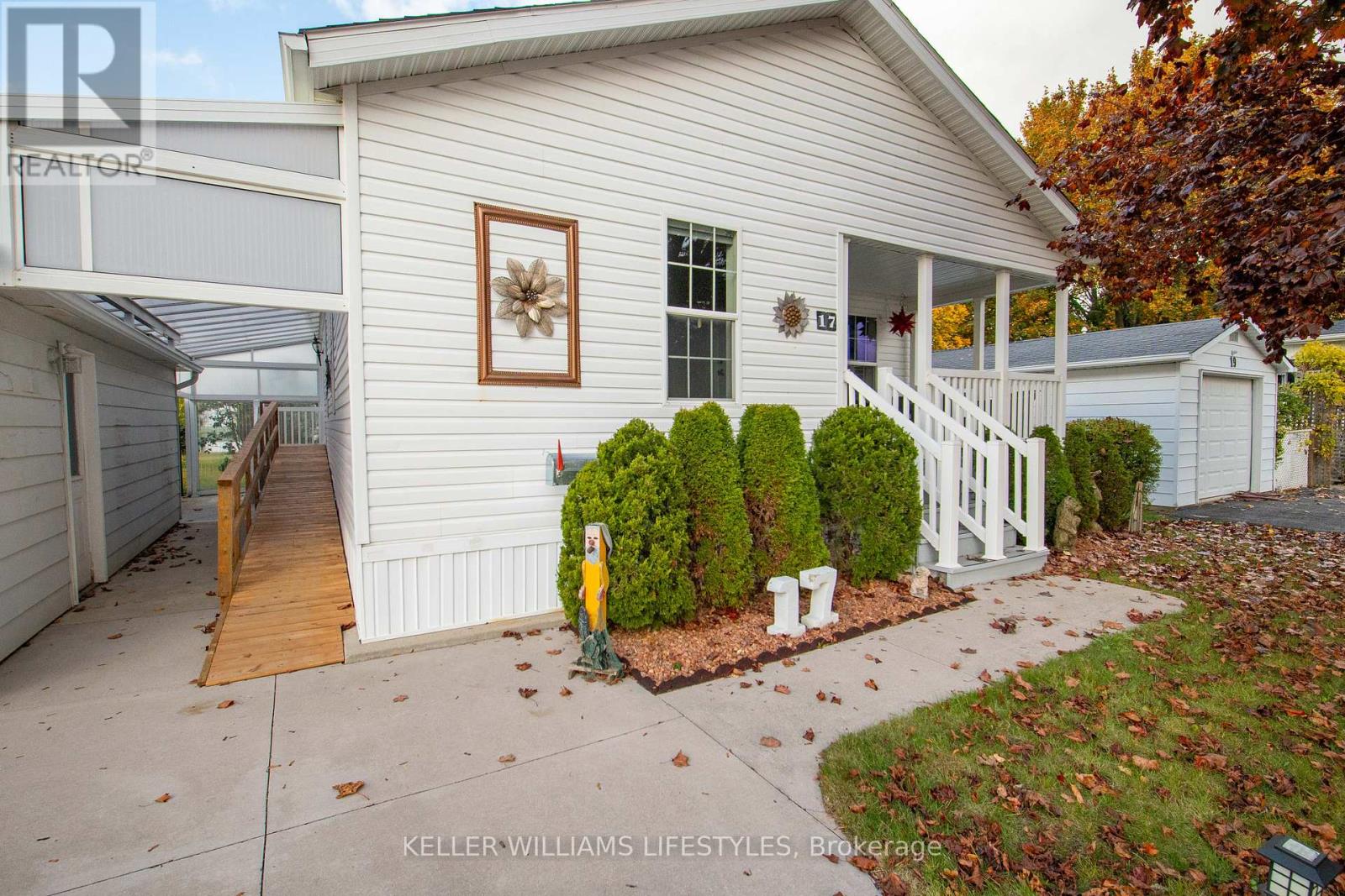 17 George Street, Strathroy-Caradoc, Ontario  N7G 3K9 - Photo 3 - X12486366