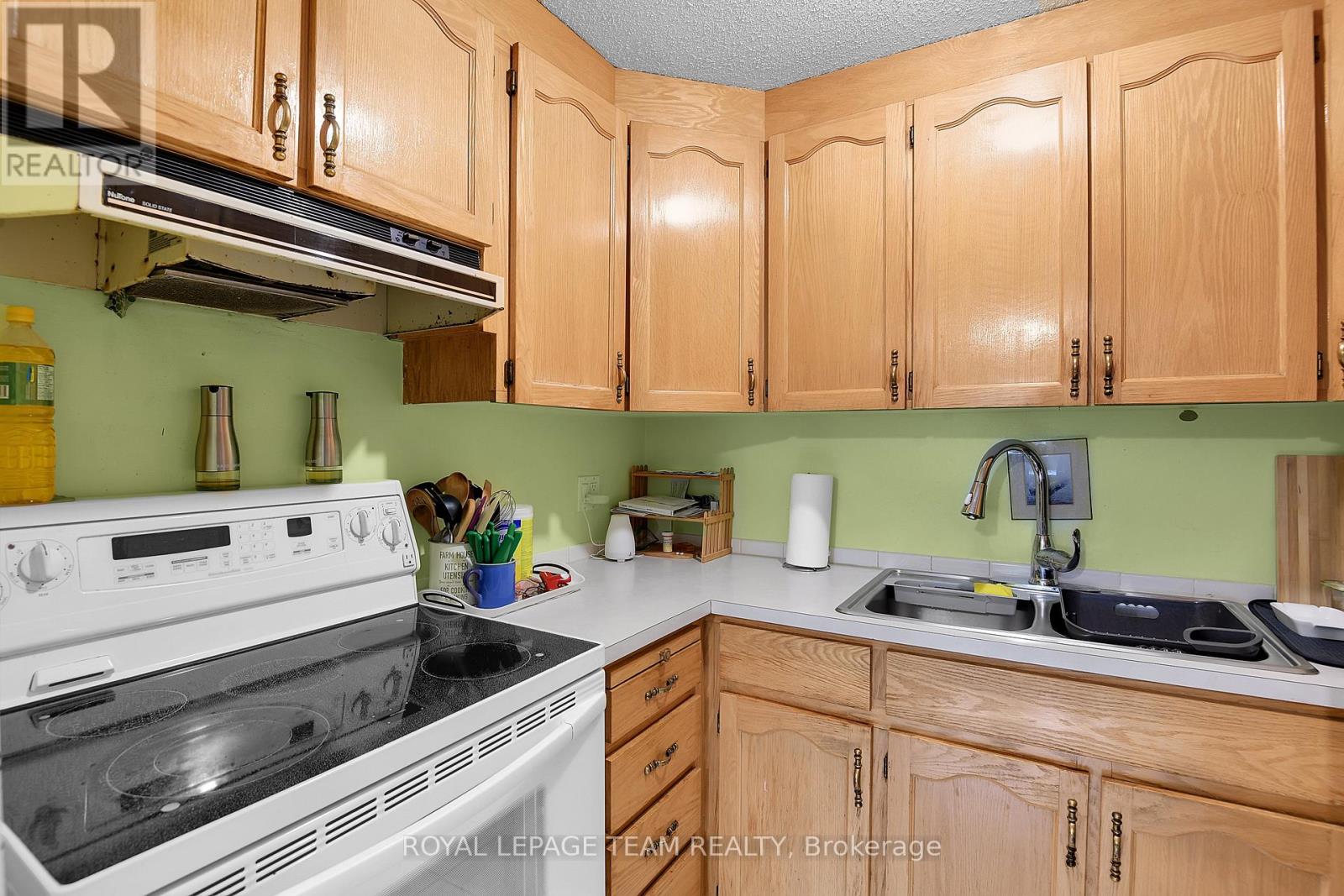 B - 902 Elmsmere Road, Ottawa, Ontario  K1J 7T6 - Photo 11 - X12486398