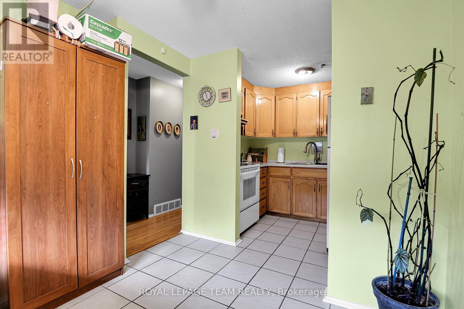 B - 902 Elmsmere Road, Ottawa, Ontario  K1J 7T6 - Photo 9 - X12486398