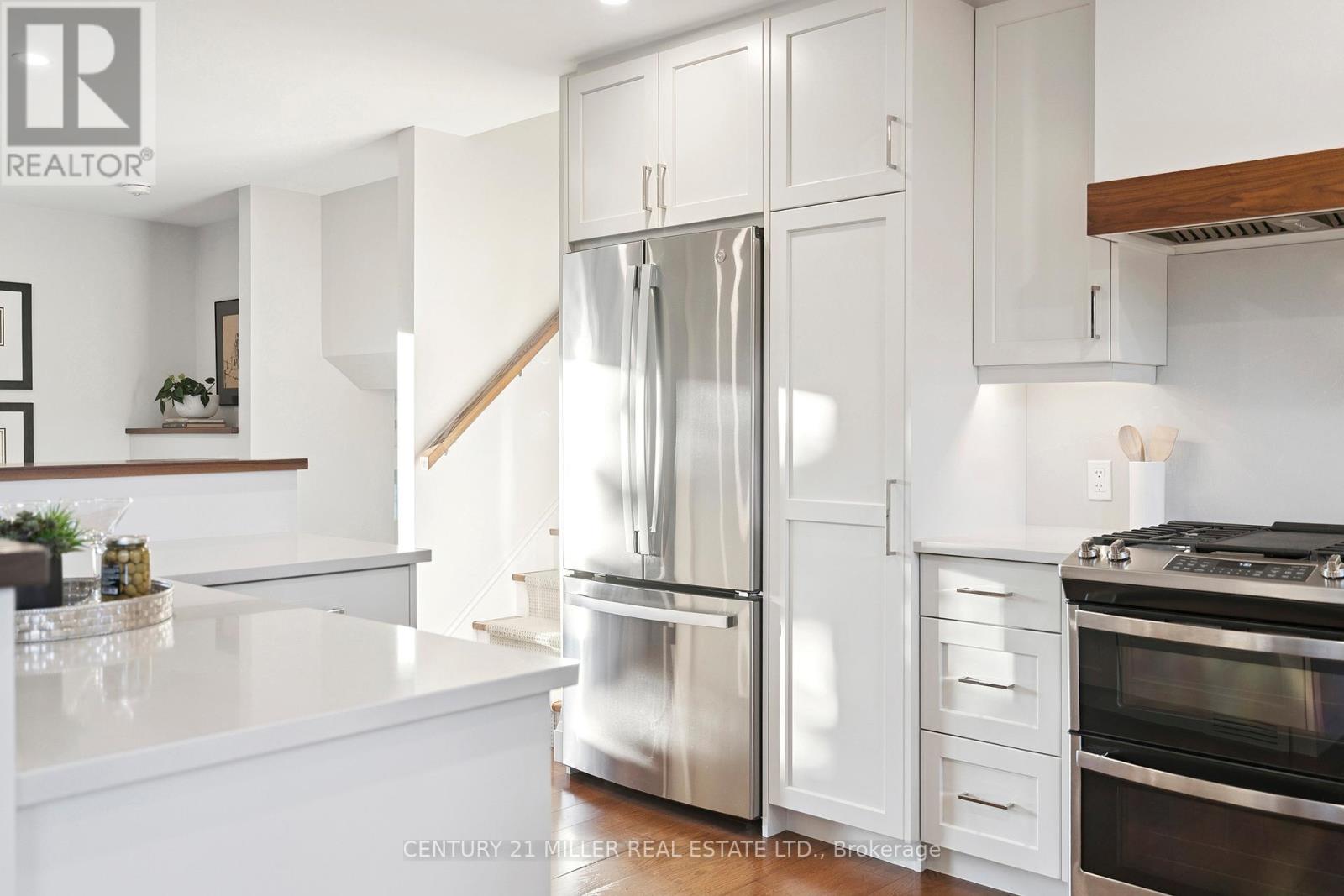 238 Slater Crescent, Oakville, Ontario  L6K 2C8 - Photo 11 - W12486314