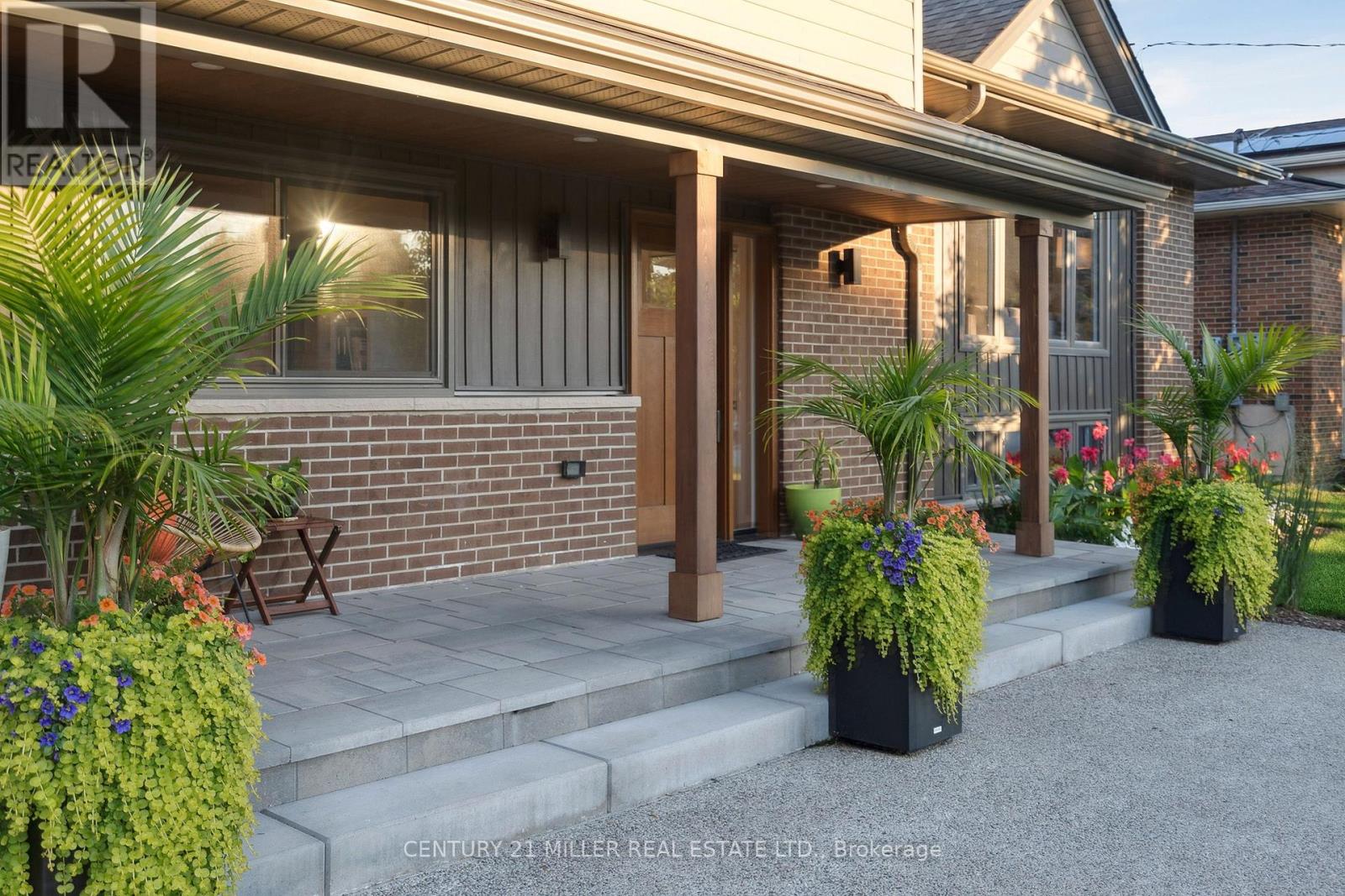 238 Slater Crescent, Oakville, Ontario  L6K 2C8 - Photo 2 - W12486314