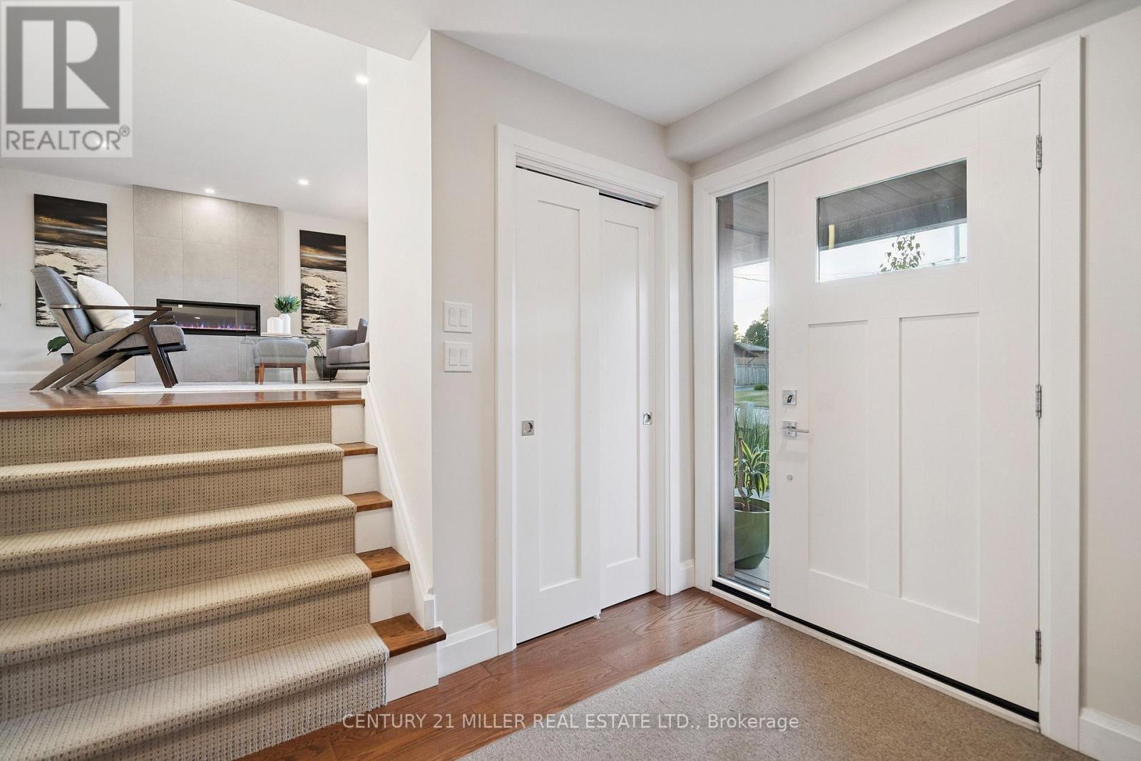 238 Slater Crescent, Oakville, Ontario  L6K 2C8 - Photo 4 - W12486314