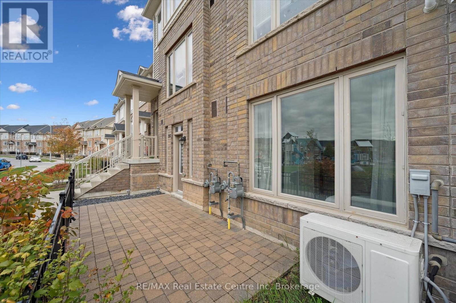 252 Law Drive, Guelph, Ontario  N1E 0P6 - Photo 11 - X12486433