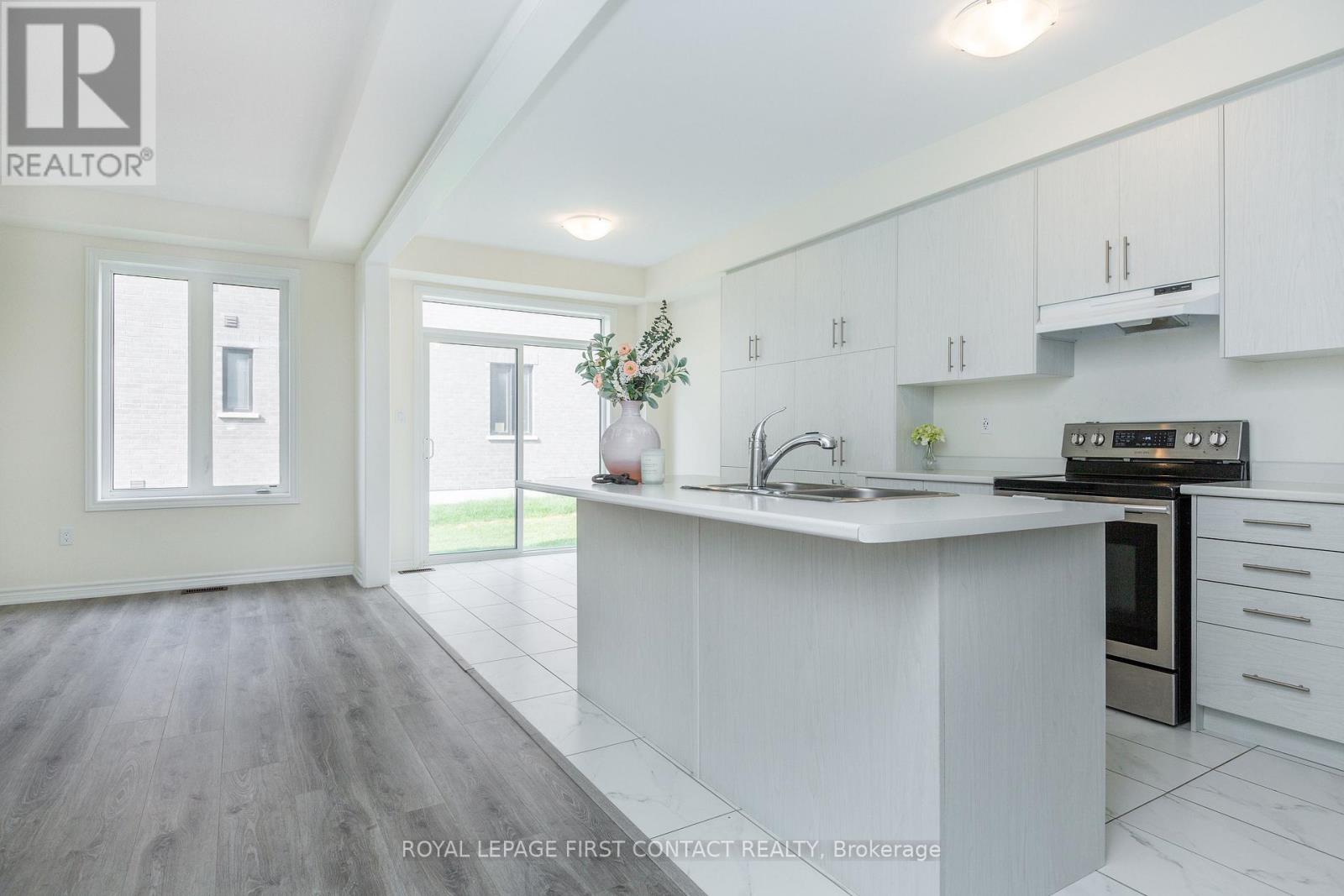 86 Kenneth Rogers Crescent, East Gwillimbury, Ontario  L9N 1S5 - Photo 5 - N12486401