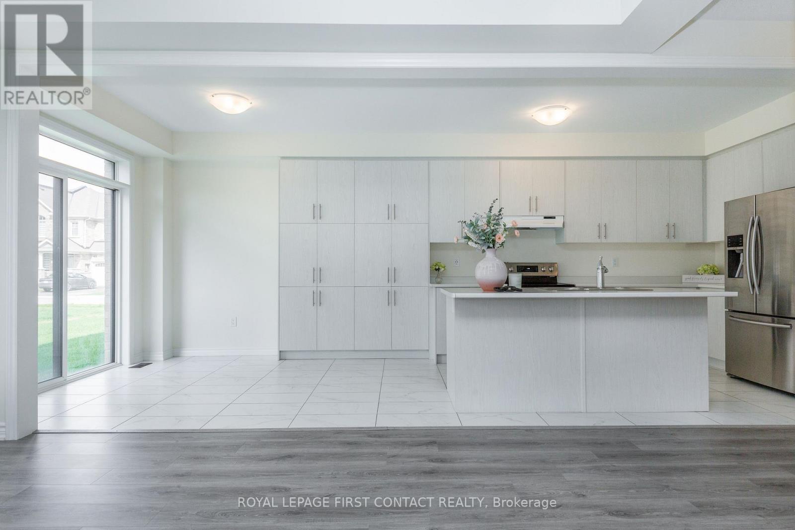 86 Kenneth Rogers Crescent, East Gwillimbury, Ontario  L9N 1S5 - Photo 6 - N12486401