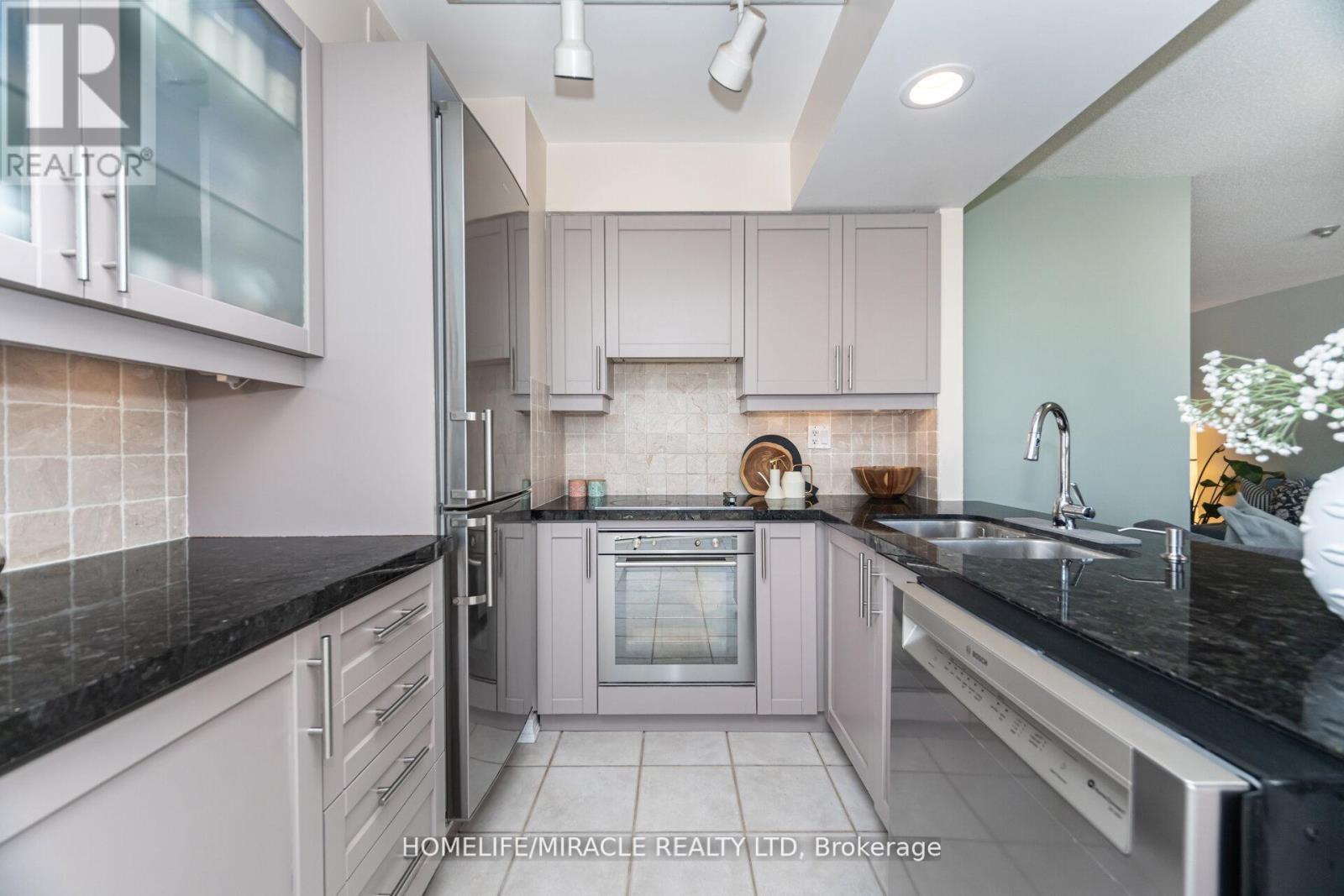 1701 - 50 Eglinton Ave W, Mississauga, Ontario  L5R 3P5 - Photo 19 - W12486379