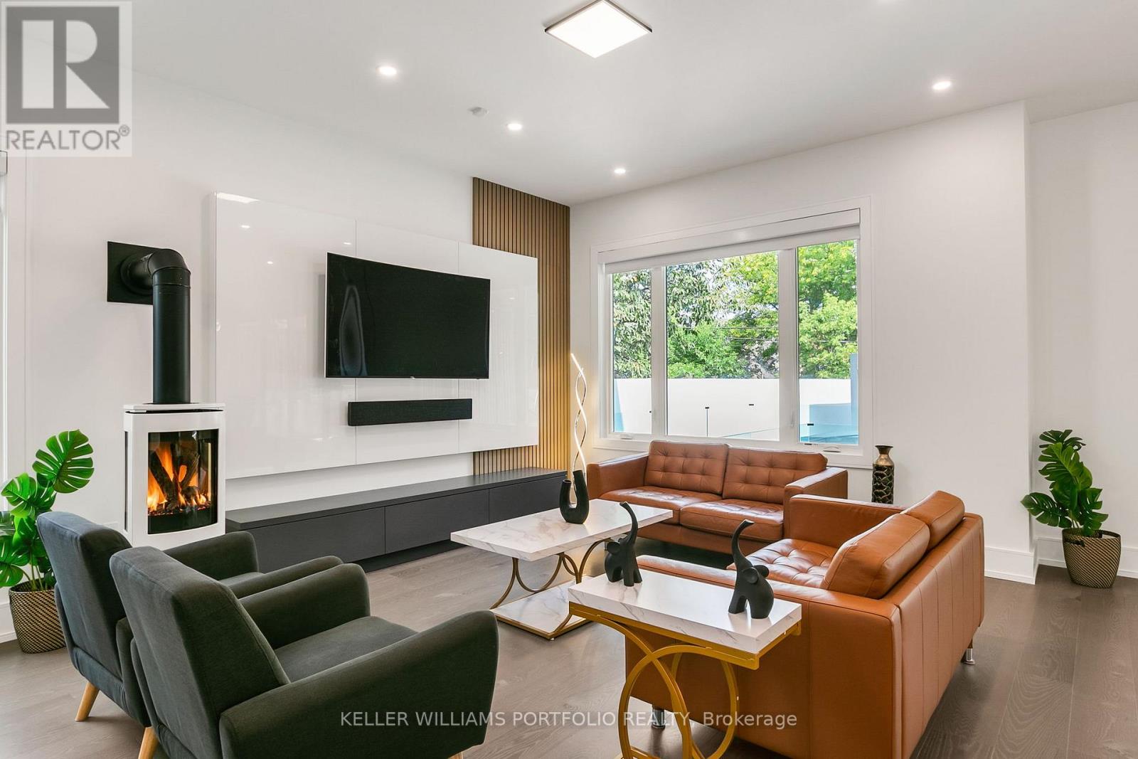 27 Prennan Avenue, Toronto, Ontario  M9B 4B7 - Photo 7 - W12486402