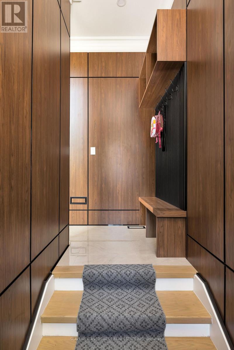 1529 Venetia Drive, Oakville, Ontario  L6L 1K8 - Photo 11 - W12486405