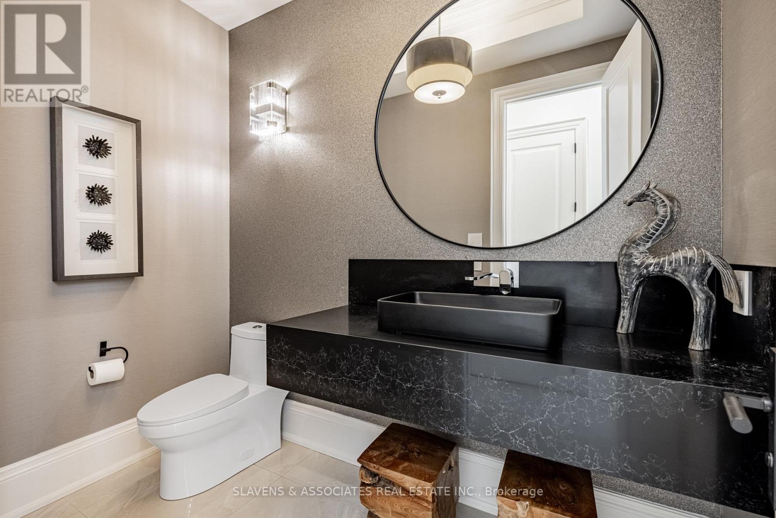 1529 Venetia Drive, Oakville, Ontario  L6L 1K8 - Photo 12 - W12486405