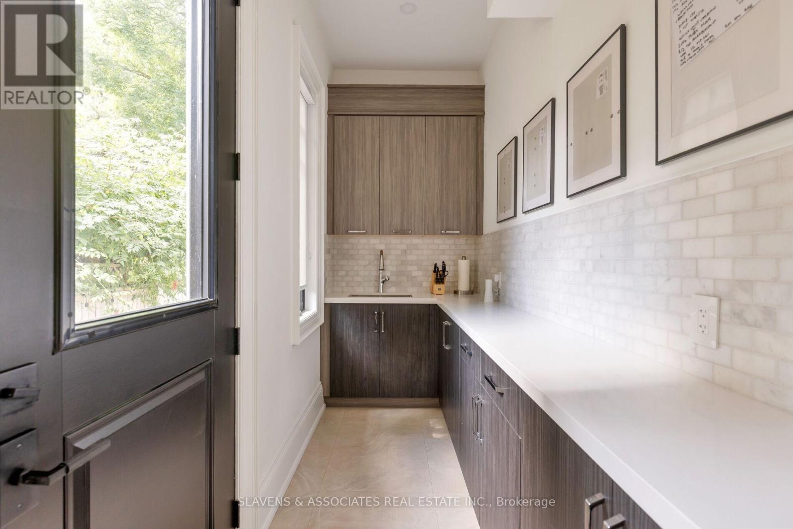 1529 Venetia Drive, Oakville, Ontario  L6L 1K8 - Photo 20 - W12486405