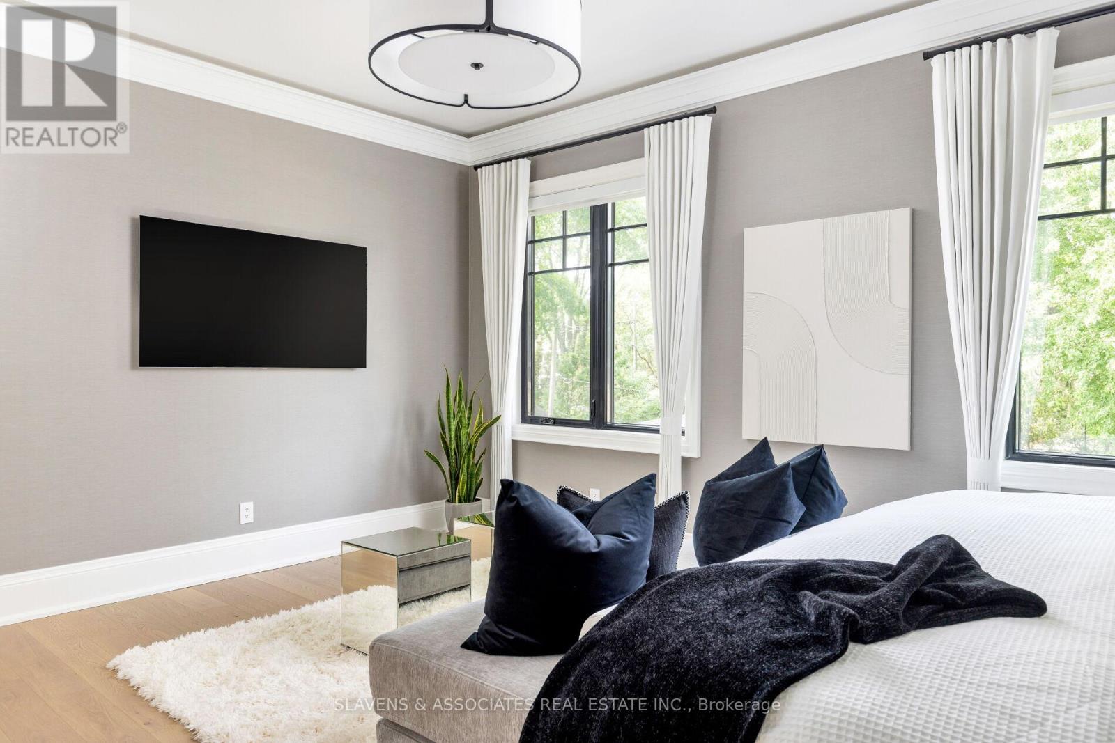 1529 Venetia Drive, Oakville, Ontario  L6L 1K8 - Photo 24 - W12486405