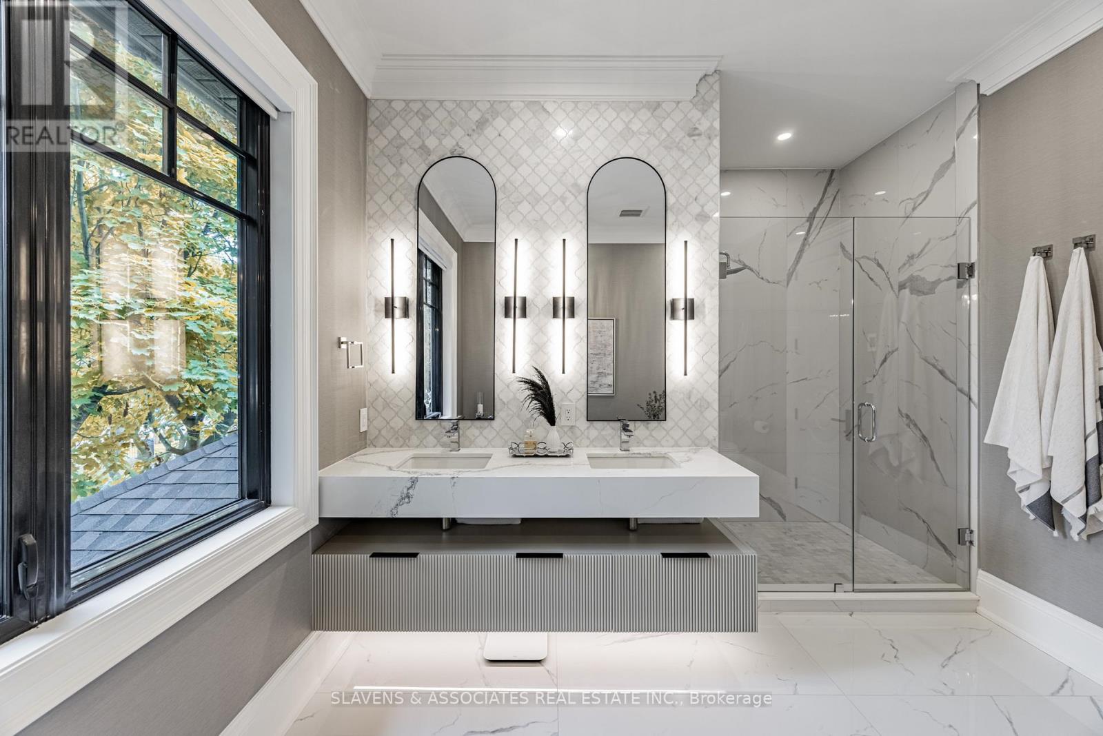 1529 Venetia Drive, Oakville, Ontario  L6L 1K8 - Photo 29 - W12486405