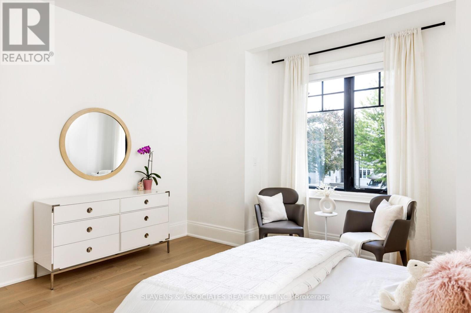 1529 Venetia Drive, Oakville, Ontario  L6L 1K8 - Photo 32 - W12486405