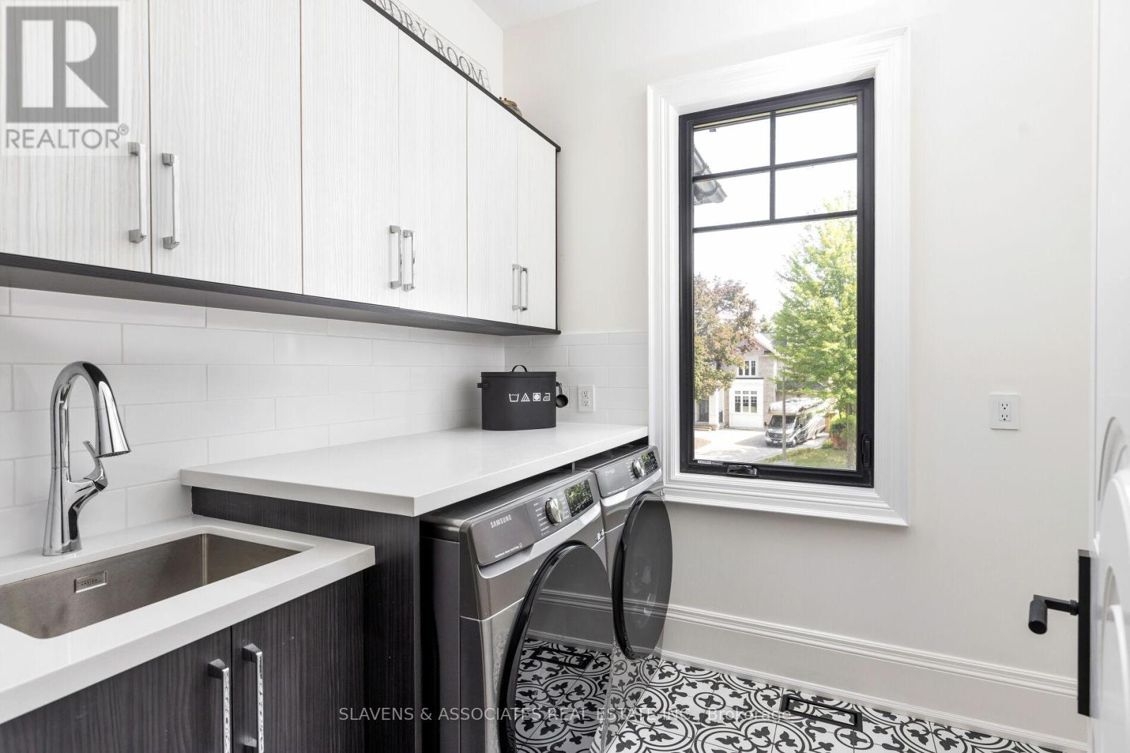 1529 Venetia Drive, Oakville, Ontario  L6L 1K8 - Photo 38 - W12486405