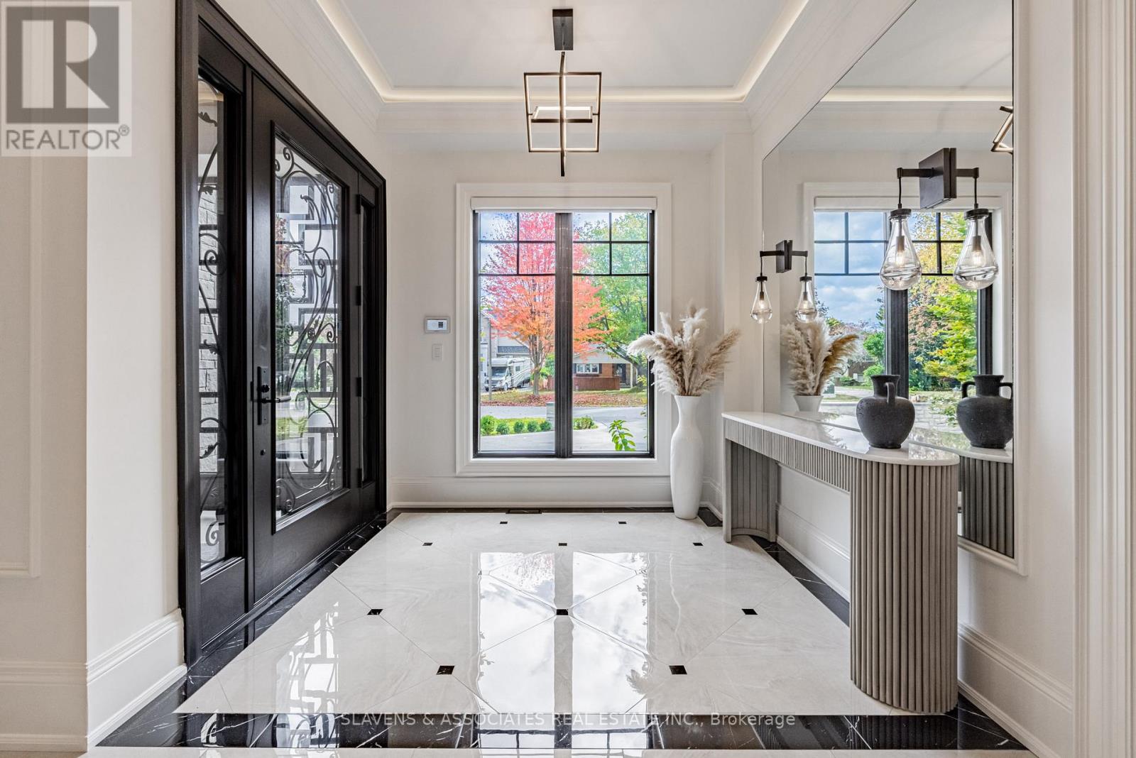 1529 Venetia Drive, Oakville, Ontario  L6L 1K8 - Photo 4 - W12486405