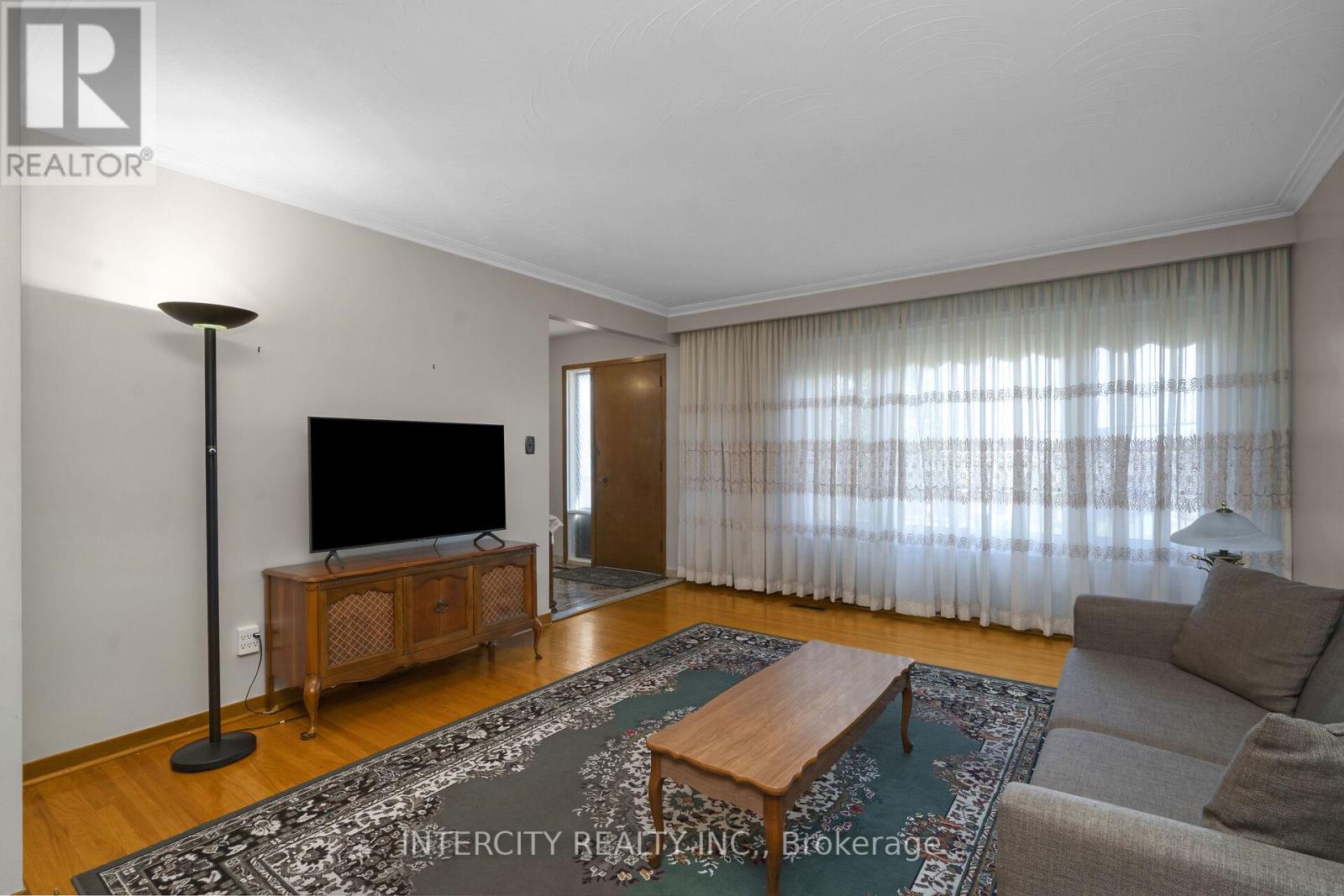 16 Seacliff Boulevard, Toronto, Ontario  M9L 2G4 - Photo 10 - W12486448