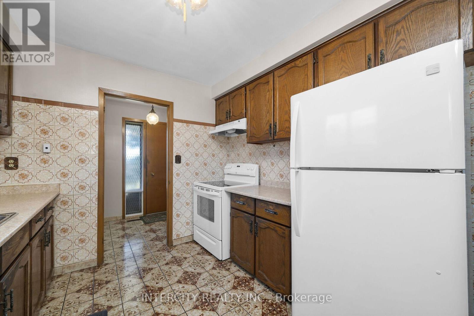 16 Seacliff Boulevard, Toronto, Ontario  M9L 2G4 - Photo 13 - W12486448