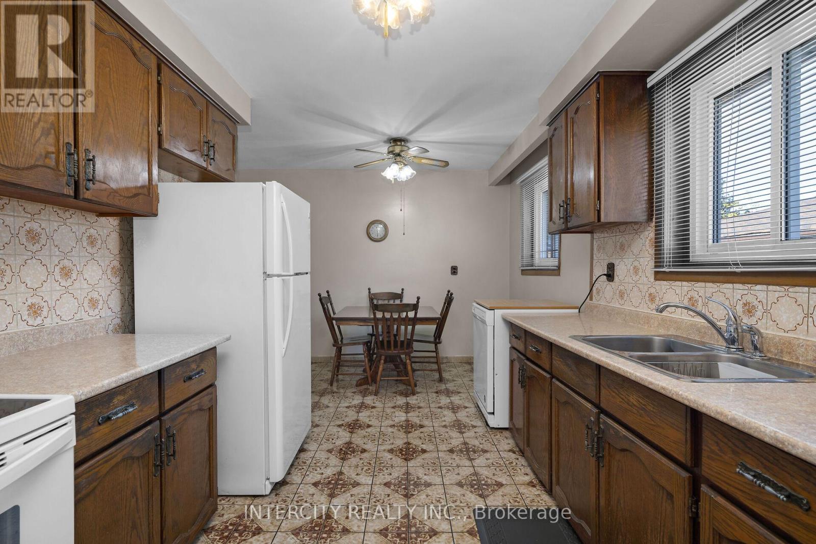 16 Seacliff Boulevard, Toronto, Ontario  M9L 2G4 - Photo 14 - W12486448