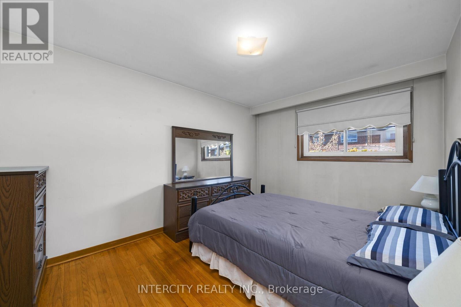 16 Seacliff Boulevard, Toronto, Ontario  M9L 2G4 - Photo 16 - W12486448