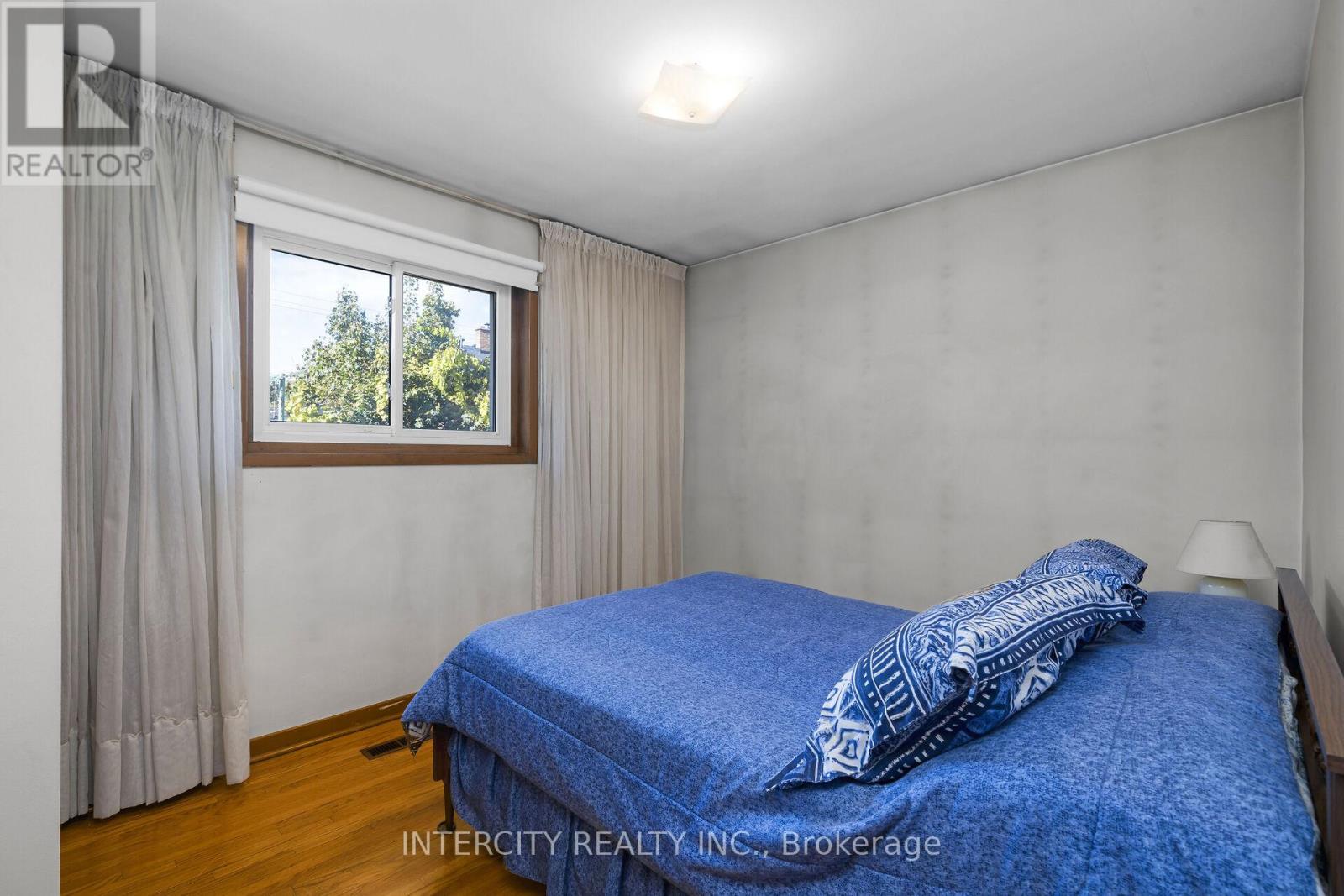 16 Seacliff Boulevard, Toronto, Ontario  M9L 2G4 - Photo 18 - W12486448