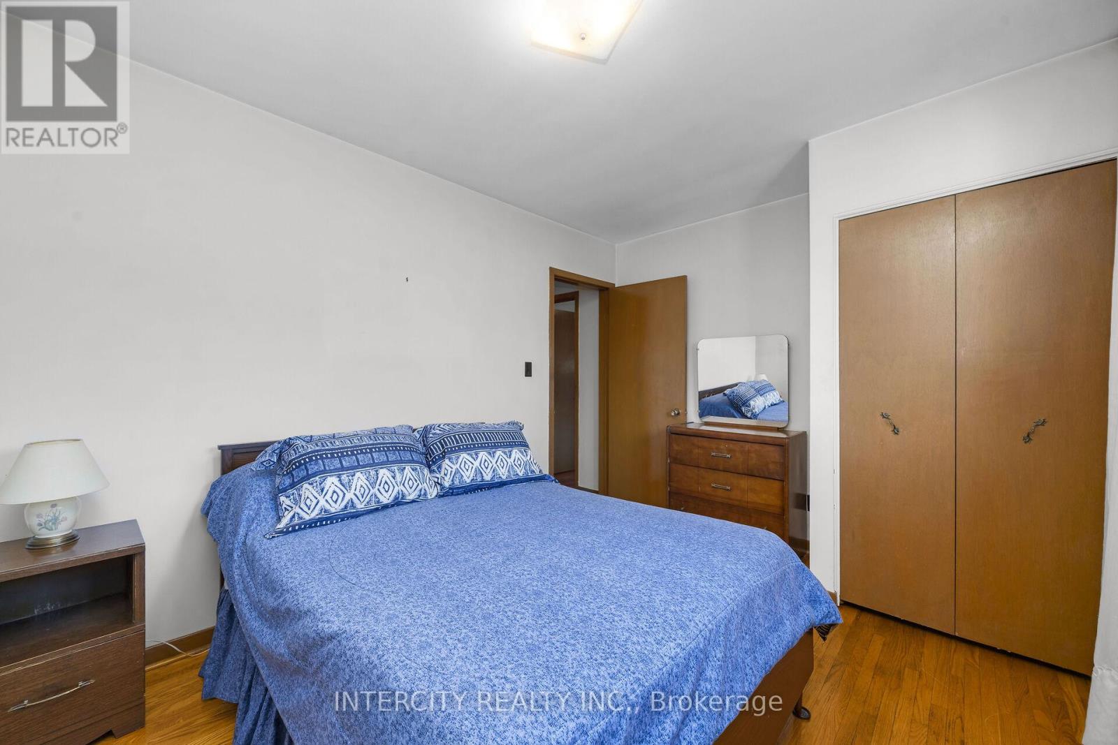 16 Seacliff Boulevard, Toronto, Ontario  M9L 2G4 - Photo 19 - W12486448