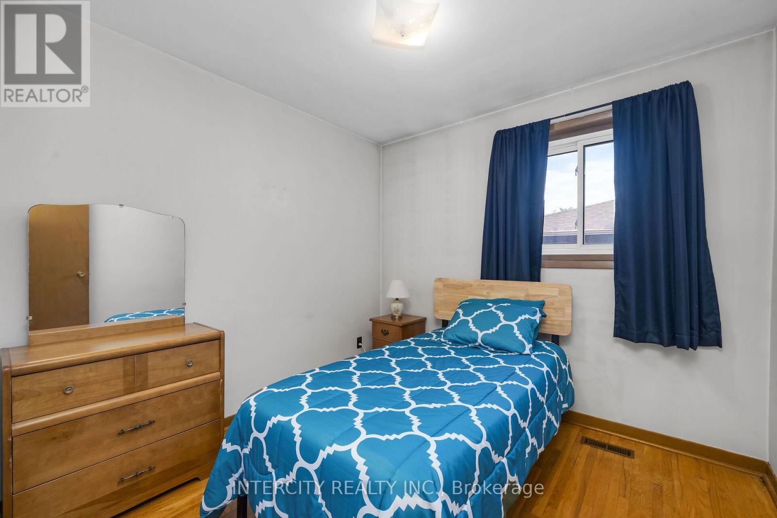 16 Seacliff Boulevard, Toronto, Ontario  M9L 2G4 - Photo 20 - W12486448