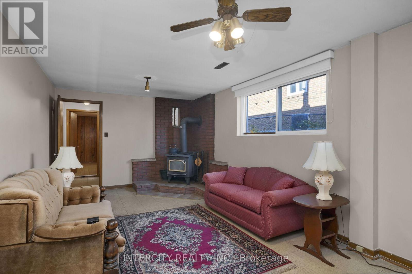 16 Seacliff Boulevard, Toronto, Ontario  M9L 2G4 - Photo 24 - W12486448