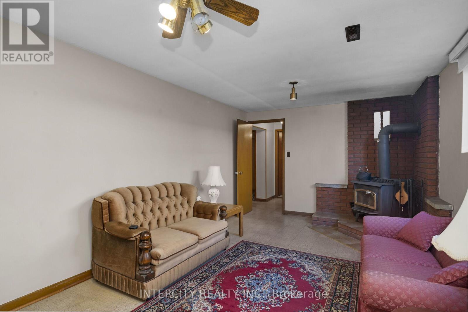 16 Seacliff Boulevard, Toronto, Ontario  M9L 2G4 - Photo 25 - W12486448