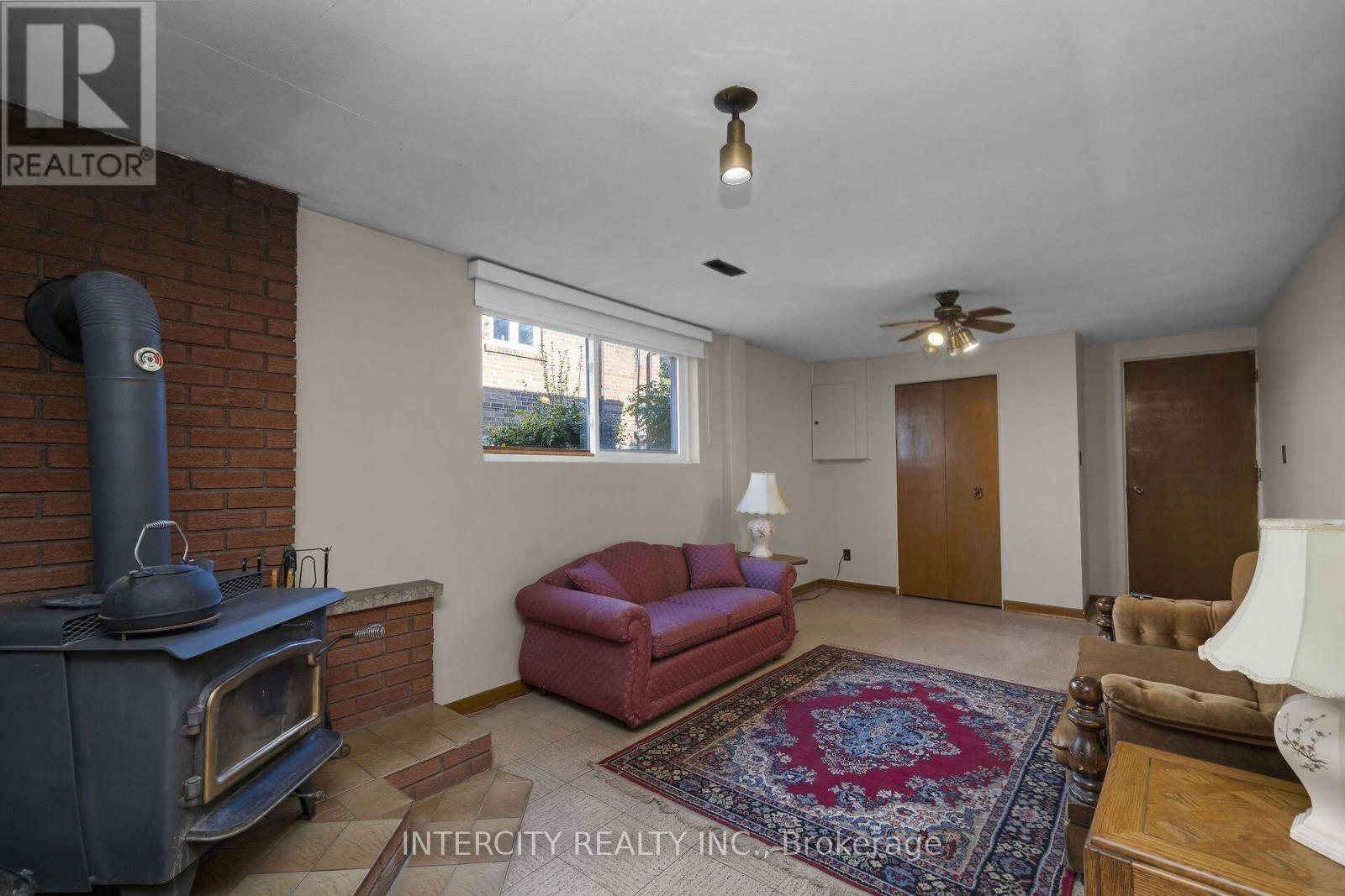 16 Seacliff Boulevard, Toronto, Ontario  M9L 2G4 - Photo 26 - W12486448