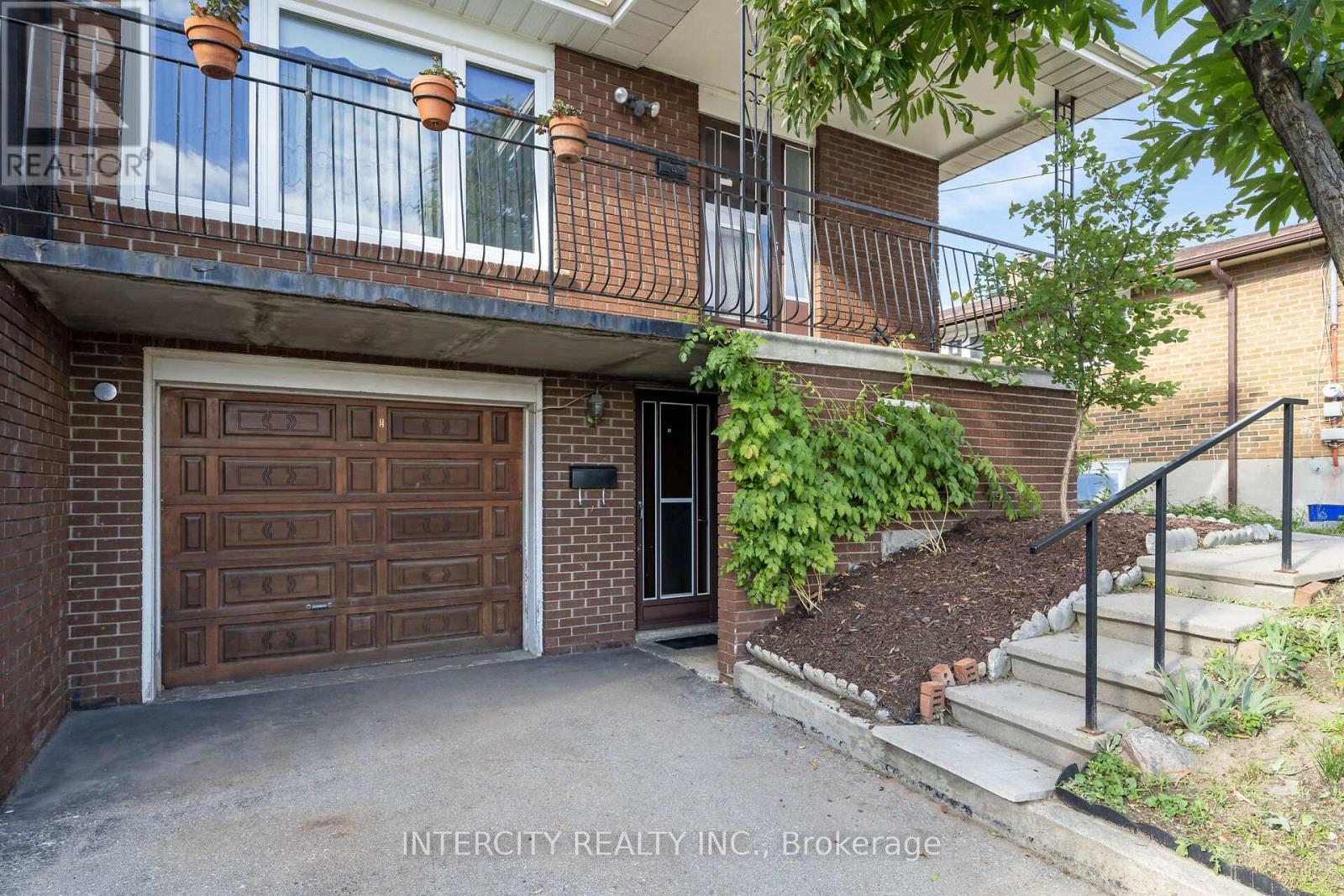 16 Seacliff Boulevard, Toronto, Ontario  M9L 2G4 - Photo 3 - W12486448
