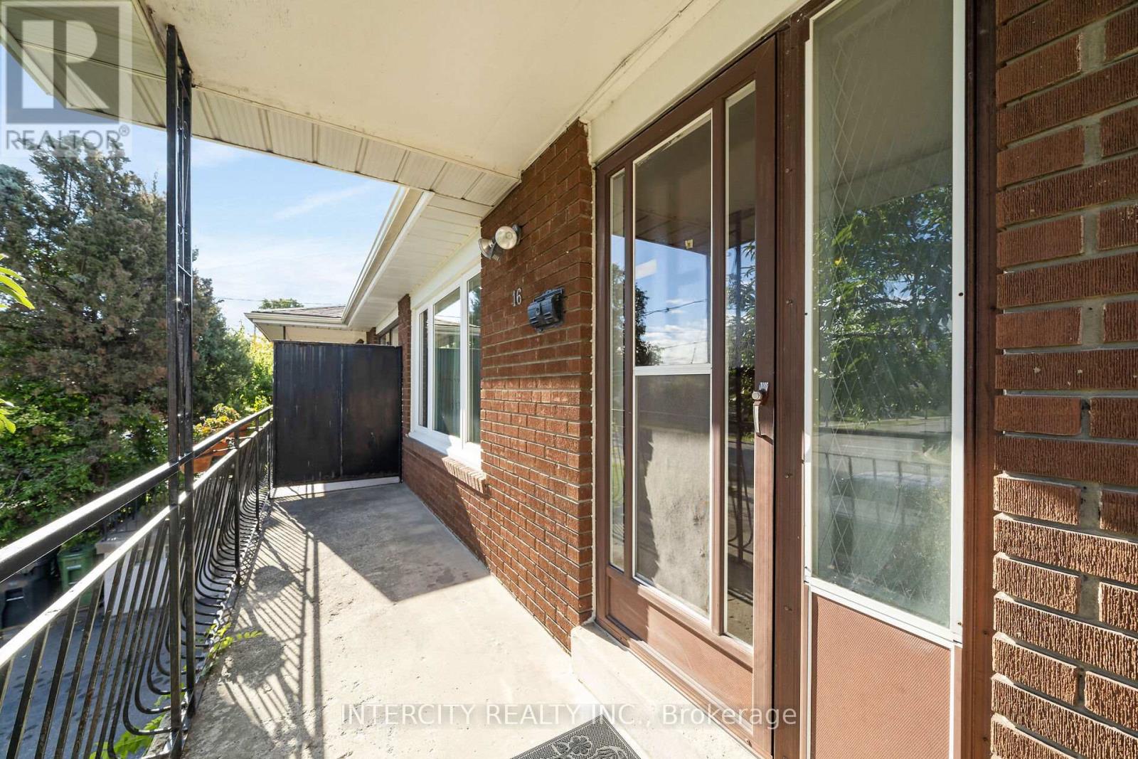 16 Seacliff Boulevard, Toronto, Ontario  M9L 2G4 - Photo 5 - W12486448