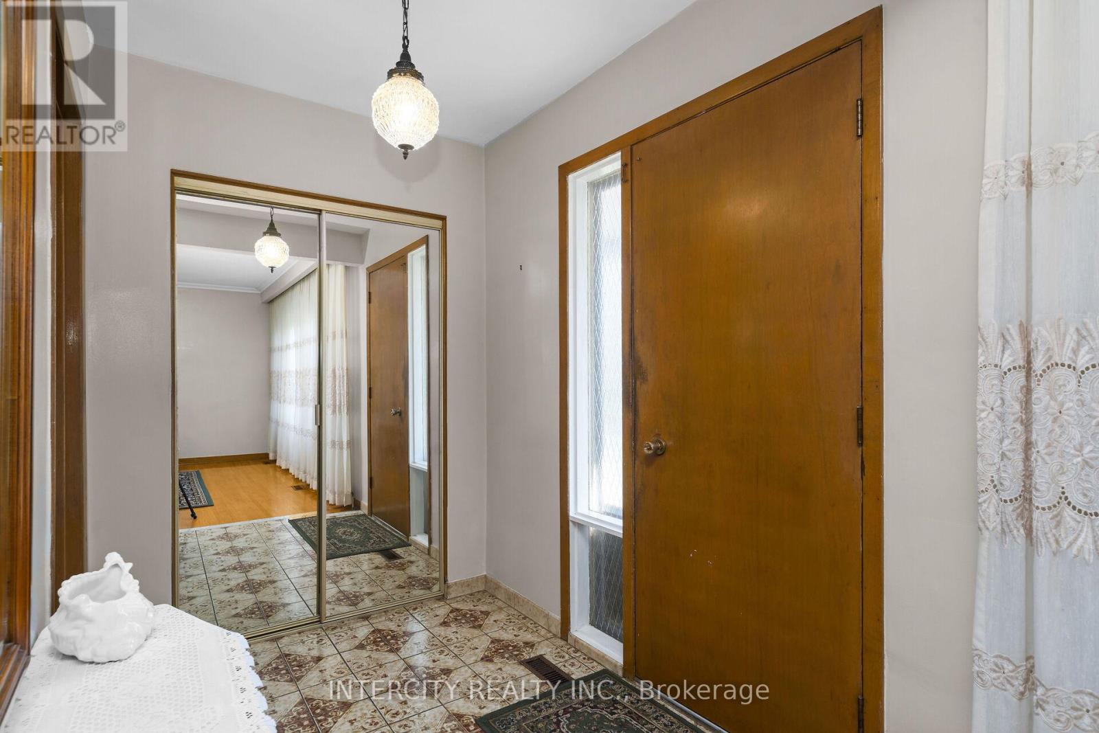 16 Seacliff Boulevard, Toronto, Ontario  M9L 2G4 - Photo 6 - W12486448