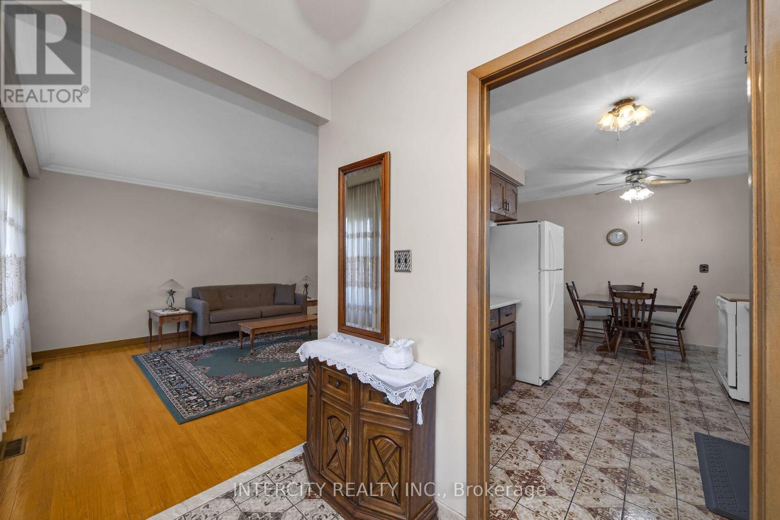 16 Seacliff Boulevard, Toronto, Ontario  M9L 2G4 - Photo 7 - W12486448