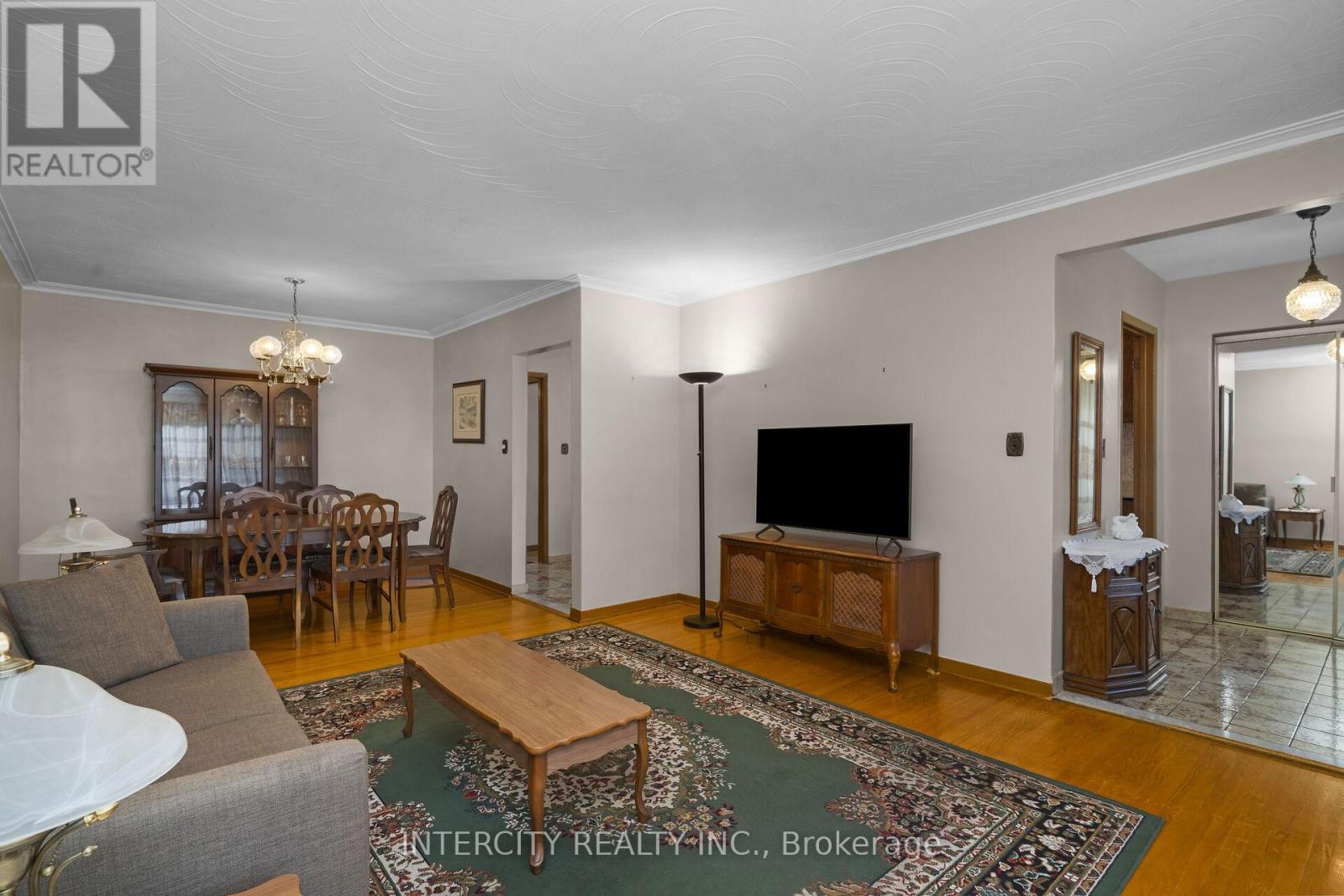 16 Seacliff Boulevard, Toronto, Ontario  M9L 2G4 - Photo 9 - W12486448