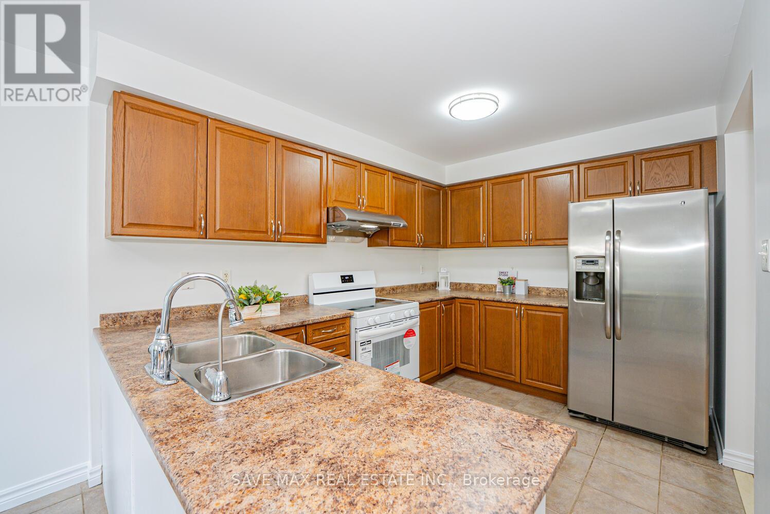 100 Bushmill Circle, Brampton, Ontario  L7A 0K6 - Photo 16 - W12486449