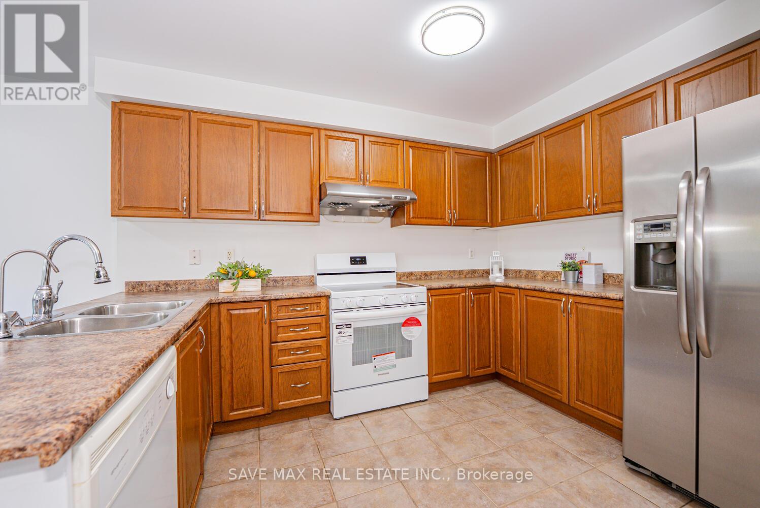 100 Bushmill Circle, Brampton, Ontario  L7A 0K6 - Photo 17 - W12486449