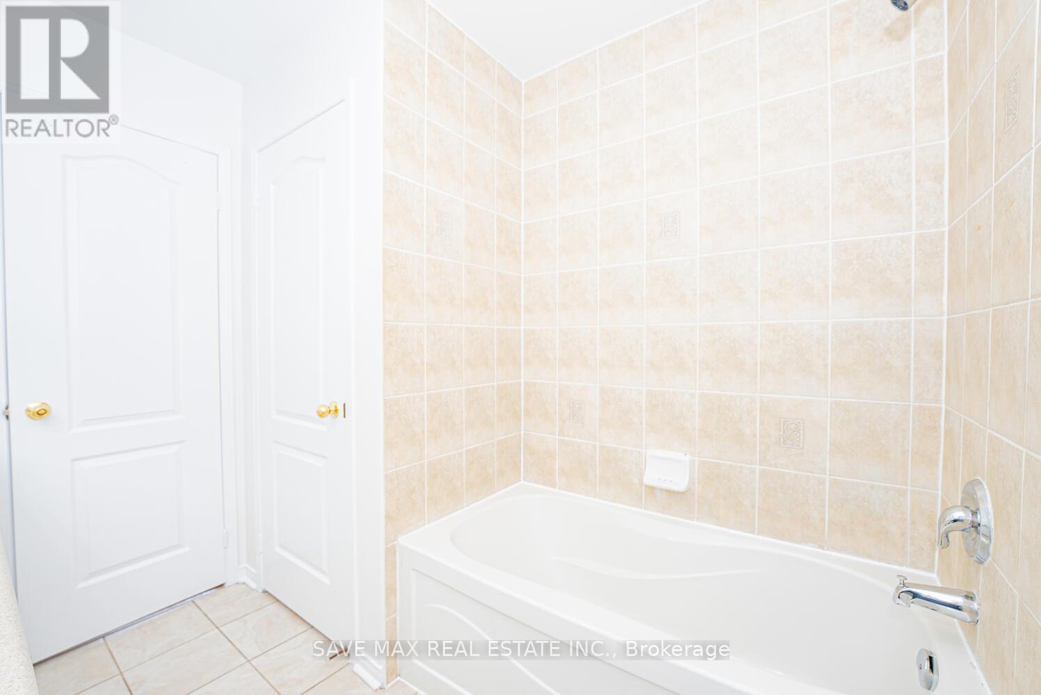 100 Bushmill Circle, Brampton, Ontario  L7A 0K6 - Photo 37 - W12486449